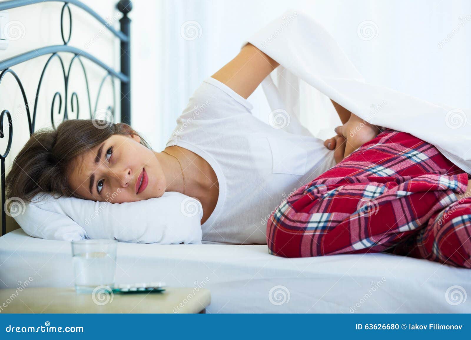 Боли в животе. Девочка заболел живот. Девочка у которой болит живот. У ребенка болит живот. Боль у детей.