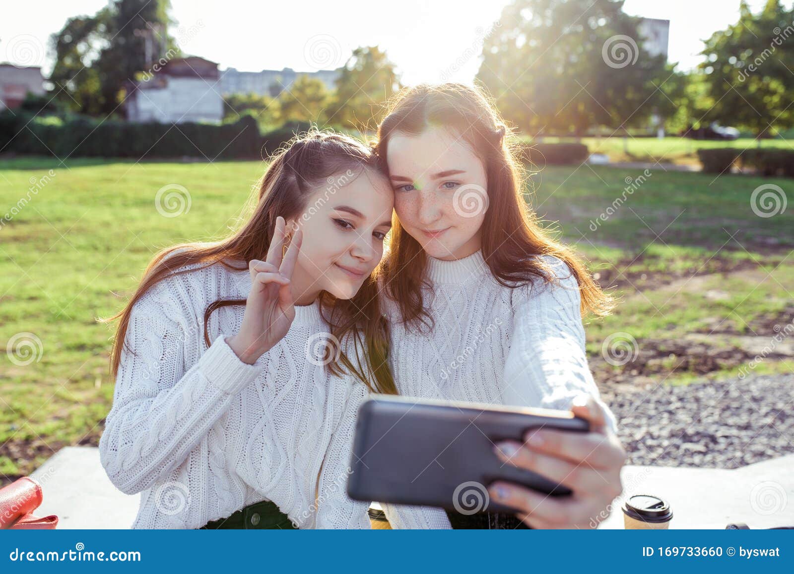 2 Девочки, школьницы, подростки 13-15 лет в день падения, летом в городе  Selfie на смартфонах, в интернете Стоковое Фото - изображение насчитывающей  фото, друзья: 169733660