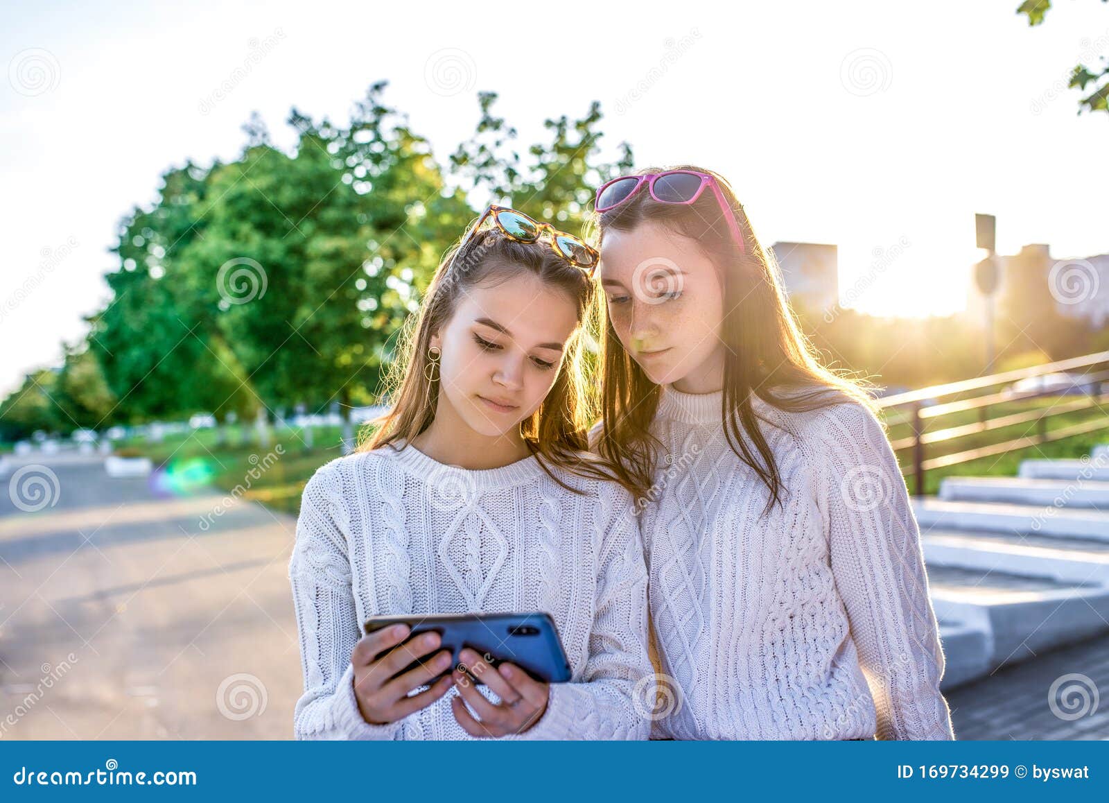 2 Девочки, школьницы, подростки 13-15 лет день осени, город лета, смотреть  видео, звонить по телефону, заявку Стоковое Изображение - изображение  насчитывающей друзья, телефон: 169734299