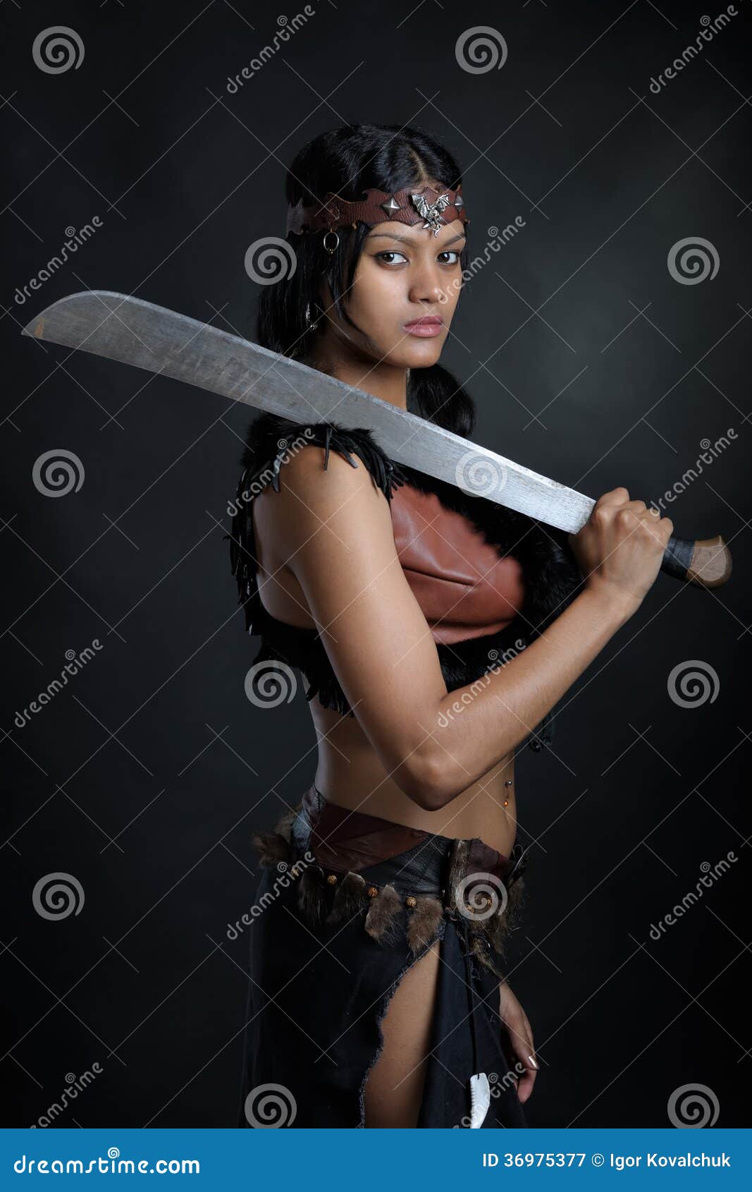 С мачетой. Девушка с мачете. Девушка с большим ножом. Амазонка девушка. Нож Амазонка.