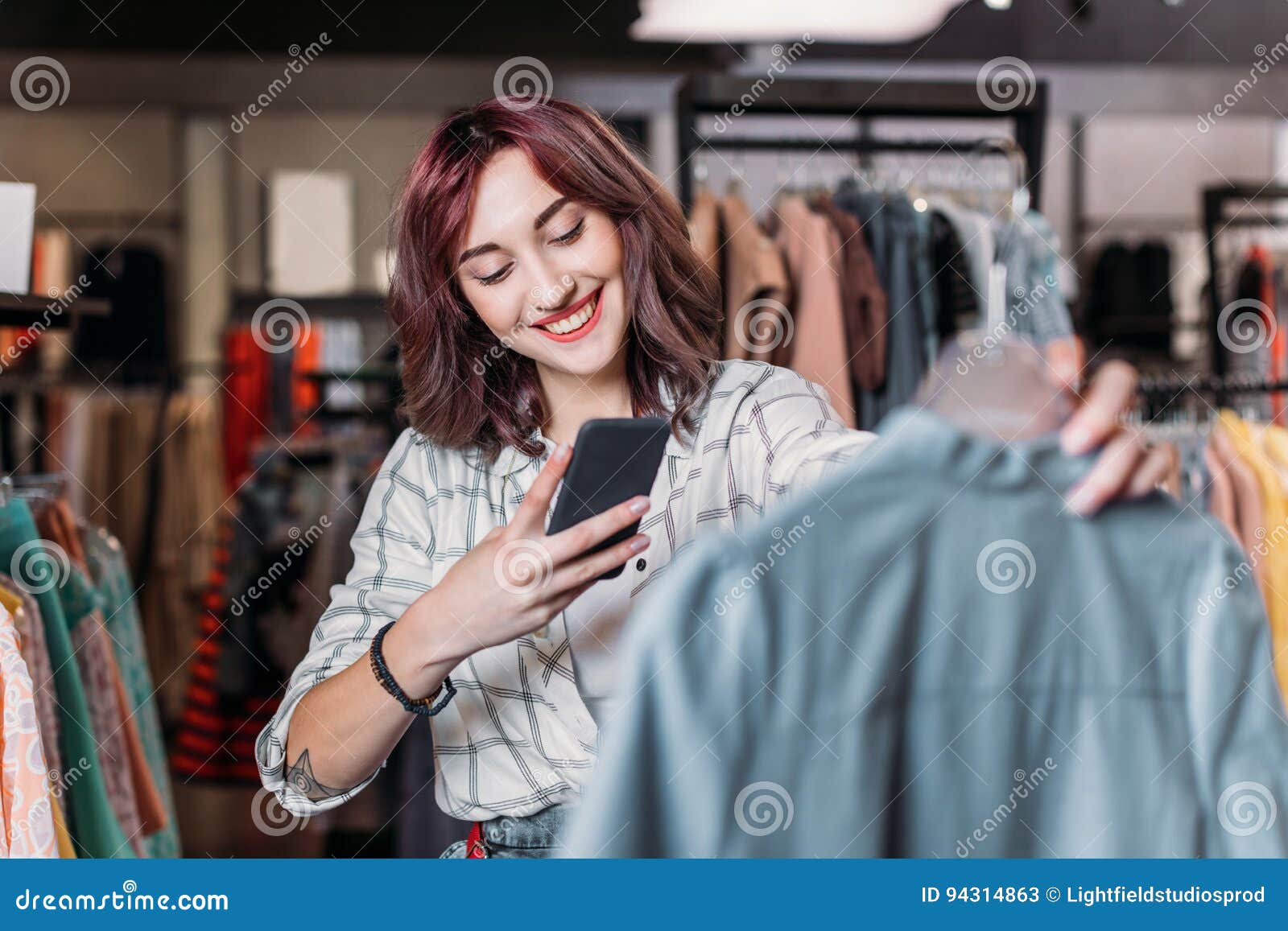 Девушка стилист. Как стать байером одежды. Байер в индустрии моды. Фоткаем одежду. Как стать байером одежды.