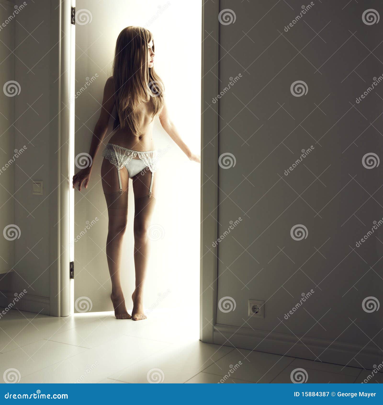 голая девушку у двери фото 78