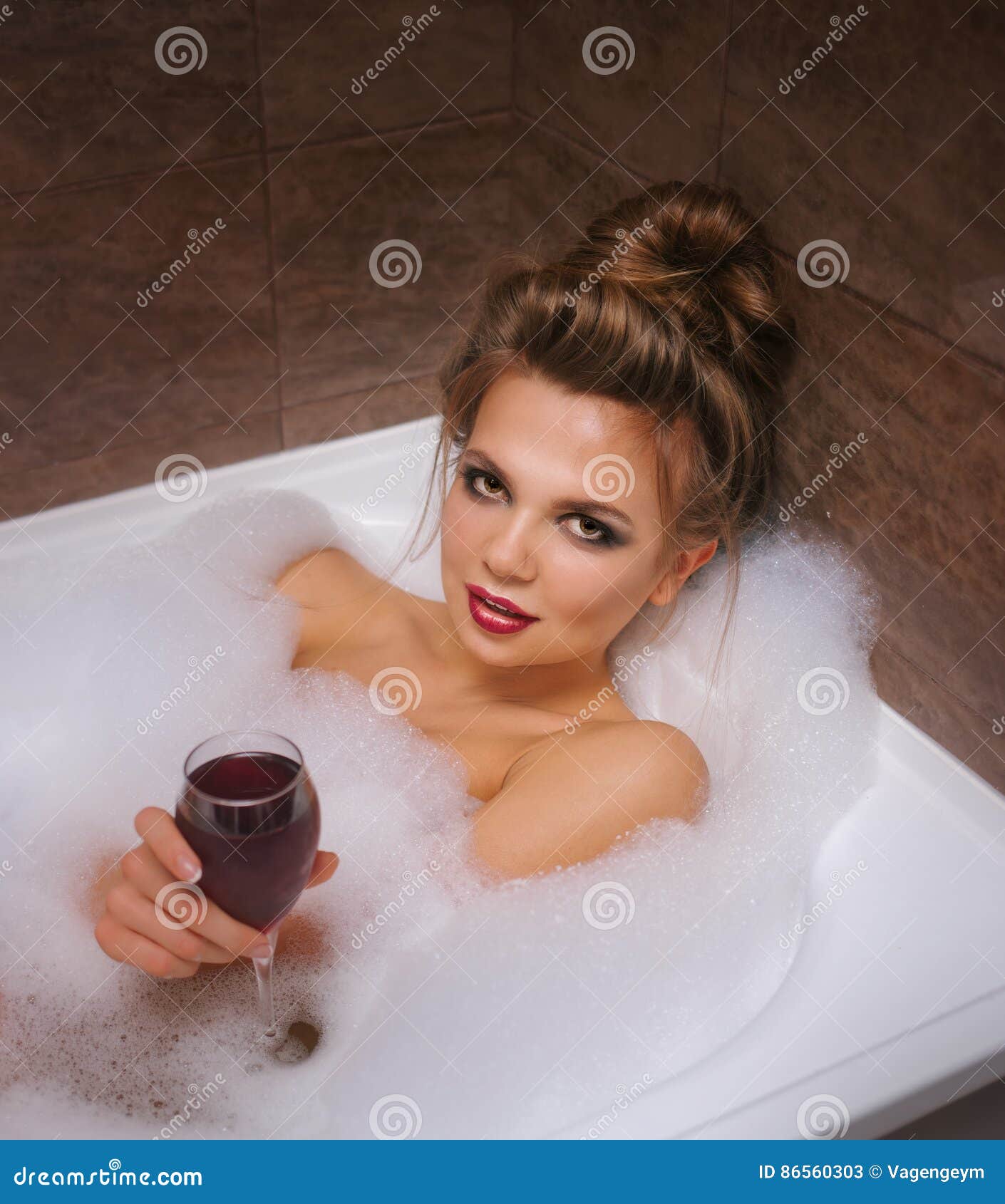 Ванна бокал вина. Девушка в ванной с бокалом. Девушка в ванне с бокалом. Фотосессия в ванной с бокалом. Фотосессия в ванной с шампанским.