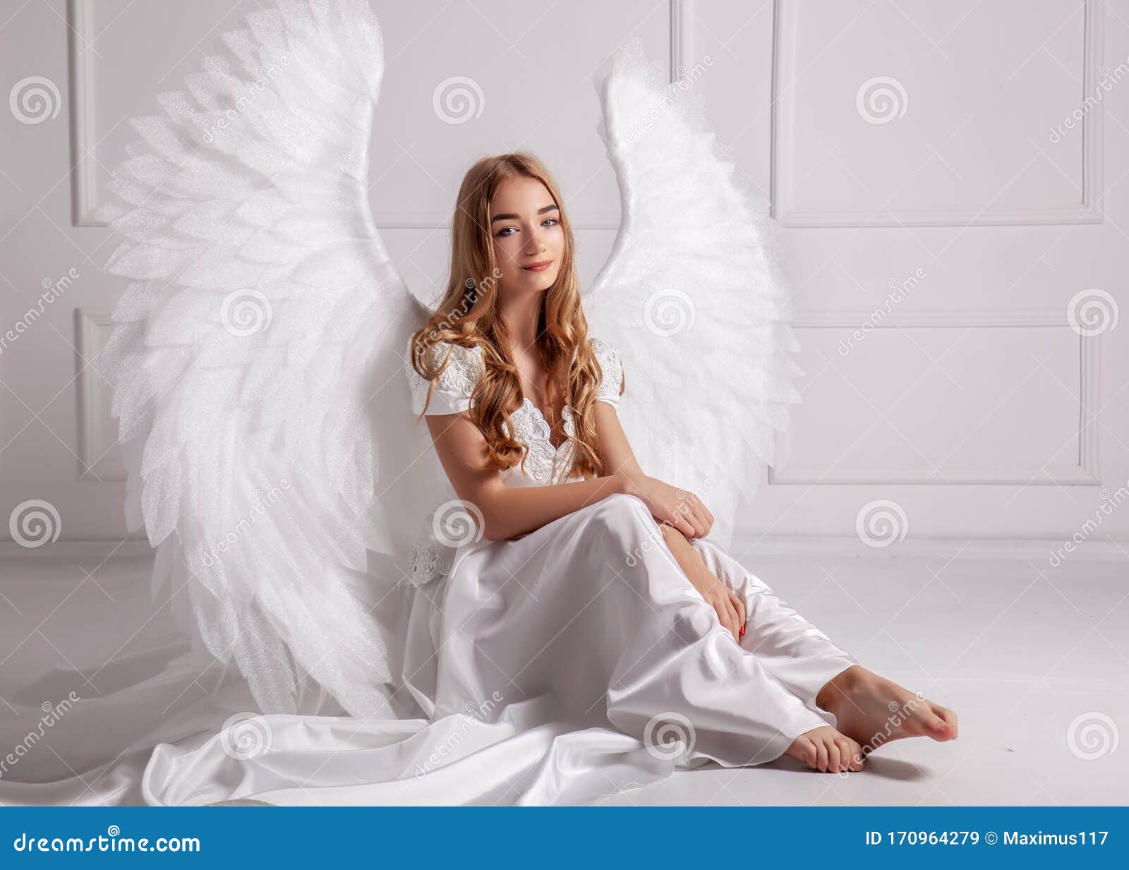 Ангел в белом платье. Взрослые ангелы девочки. Девушка ангел в белом платье. Фотография взрослых девочек с крылышками. Фото в белом платье с крыльями.
