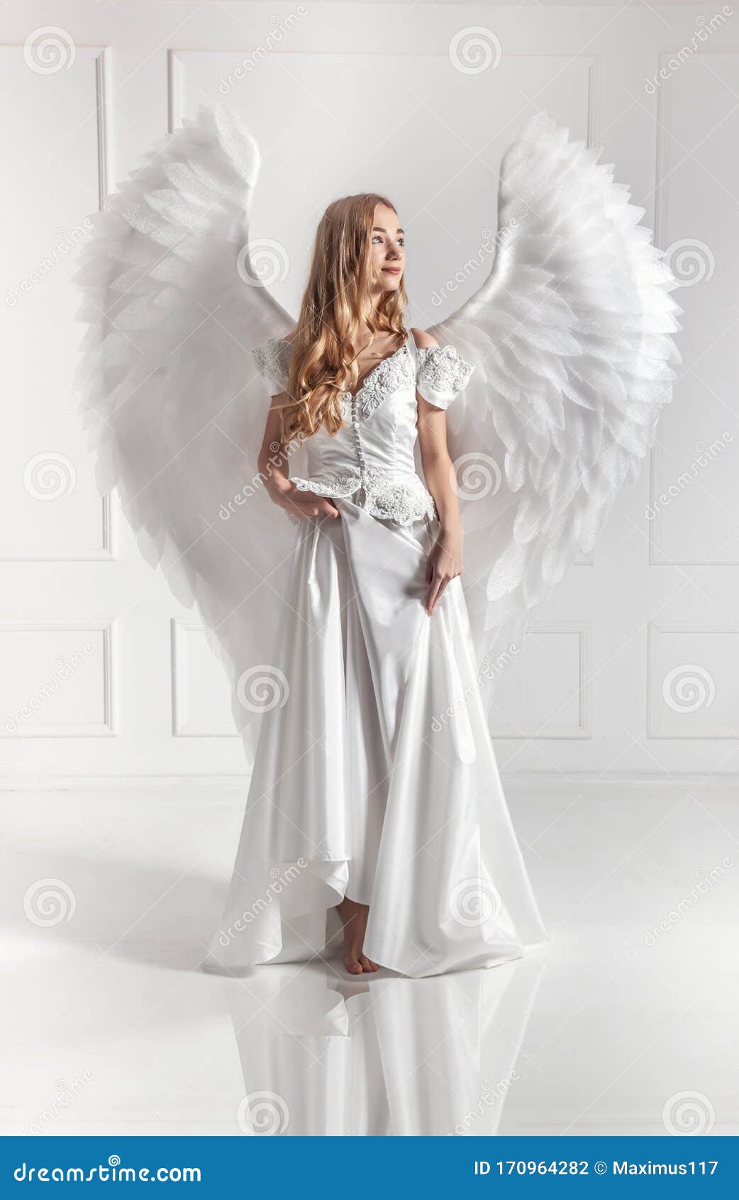 Ангел в белом платье. Девушка в белом платье с крыльями. Девушка ангел в белом платье. Платье ангела для девушки. Девушка ангел в платье.