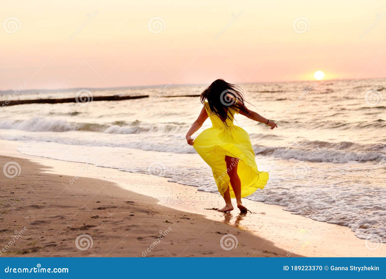 Фото Девушки На Рассвете На Море