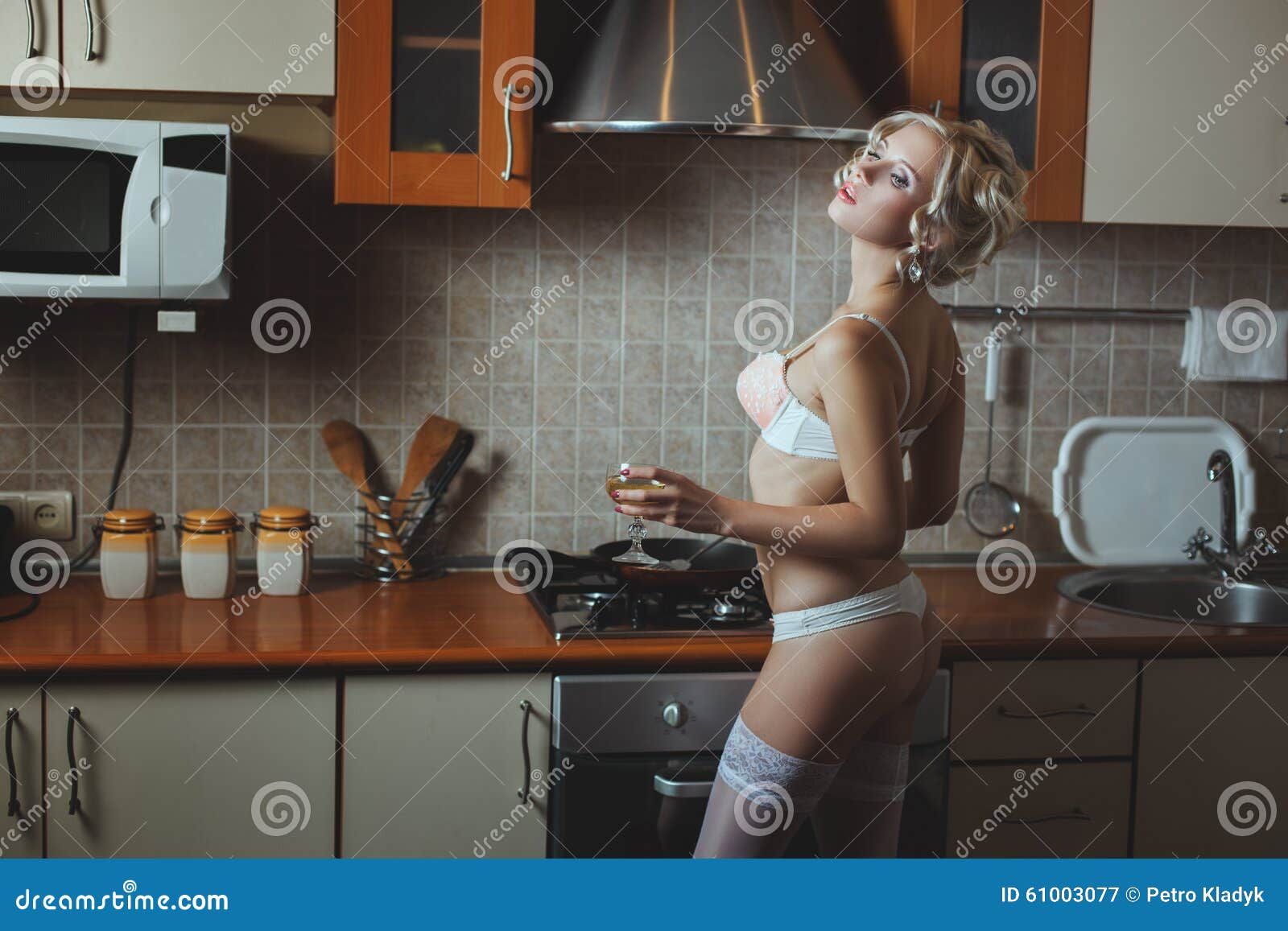Девушка На Кухне В Белье Фото