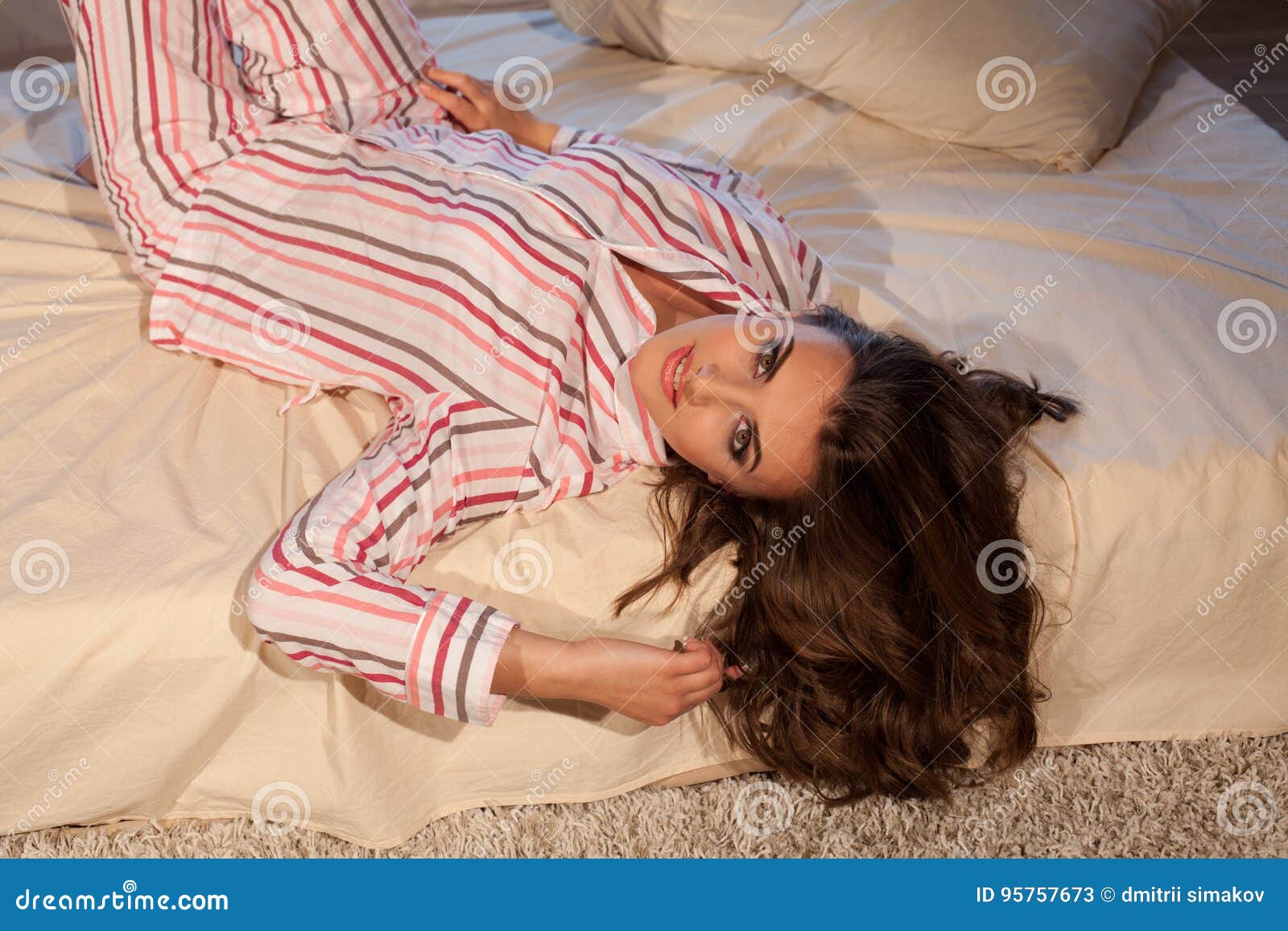 Пижаме ляжет. Девушка в пижаме. Девушка в постели в пижаме. Девушка в пижаме лежит. Фотосессия в пижаме на кровати.