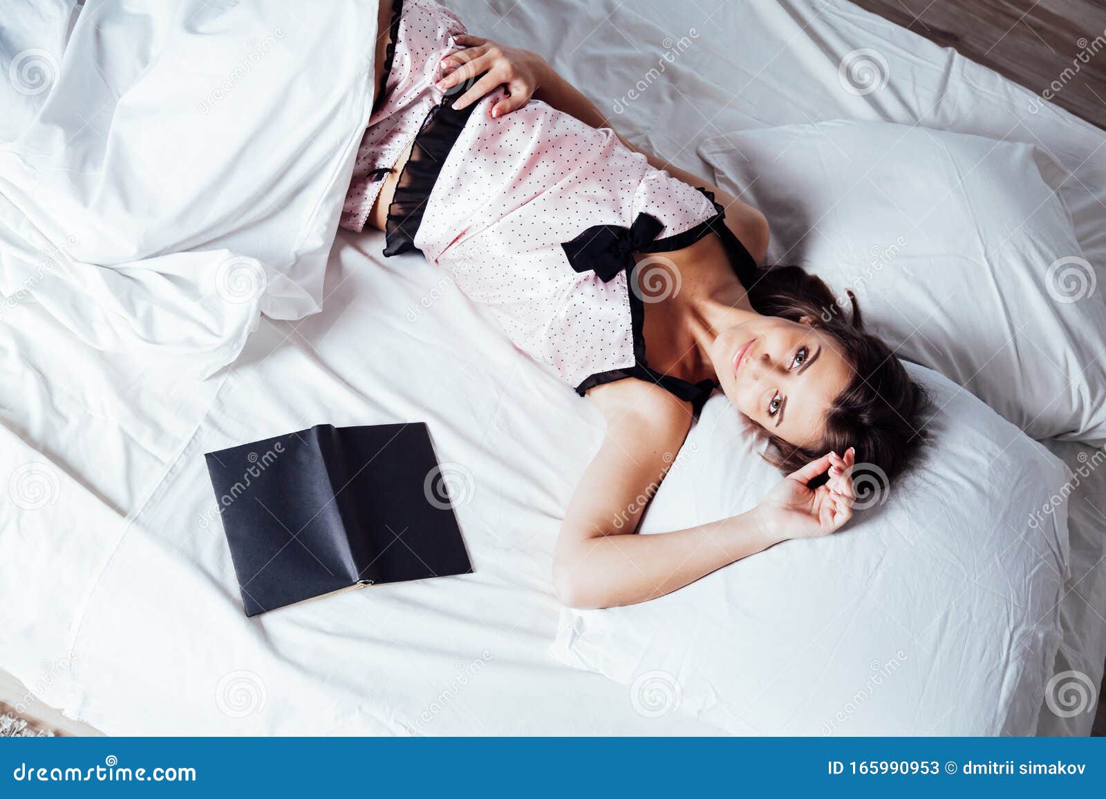 Девушка В Пижаме В Кровати Фото