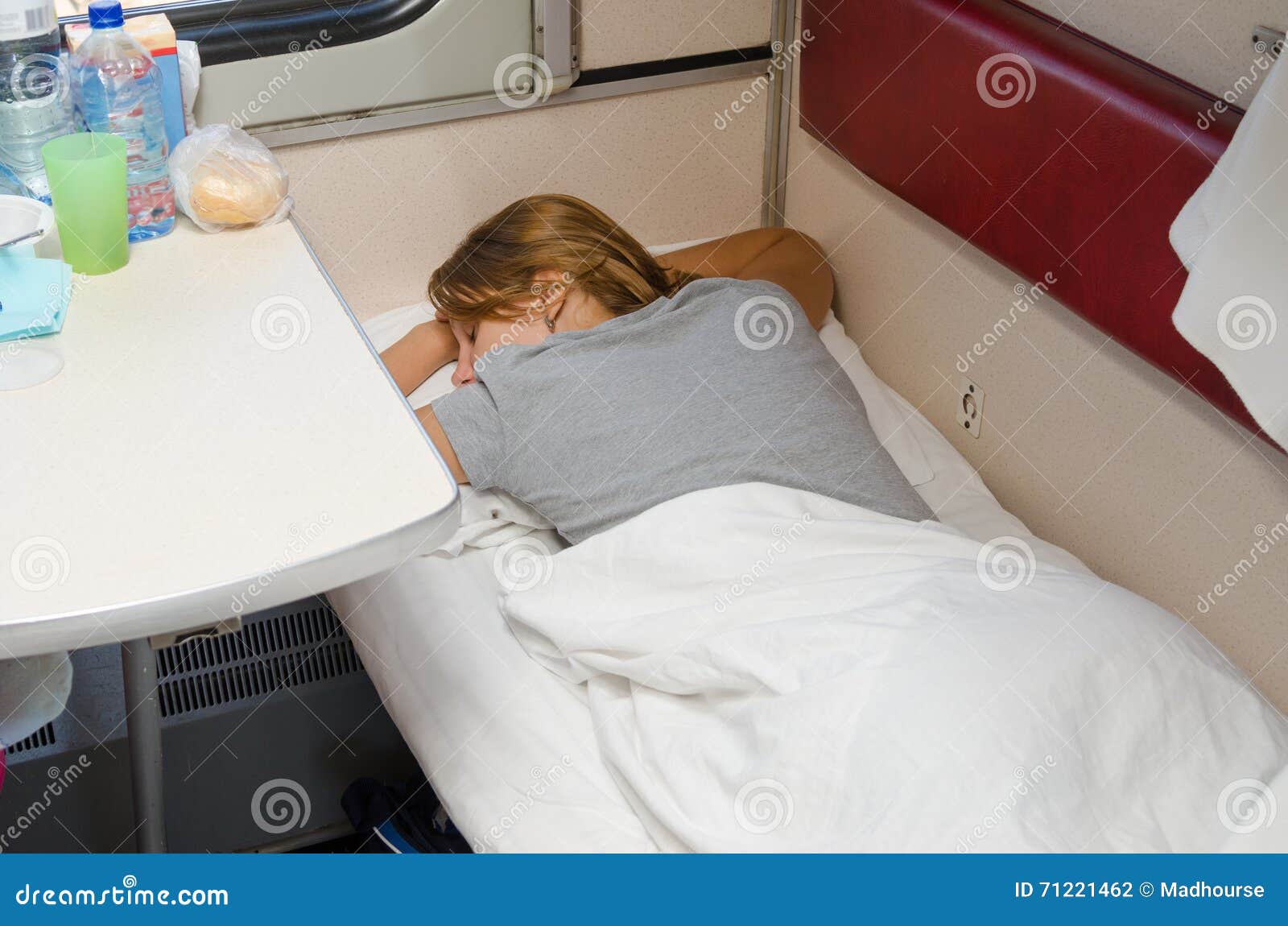 lдевочки в вагоне Девушка в поезде спать на его животе с его руками за его головой на более  низком второго класса Coupe автомобиля места Стоковое Фото - изображение  насчитывающей пассажир, его: 71221462