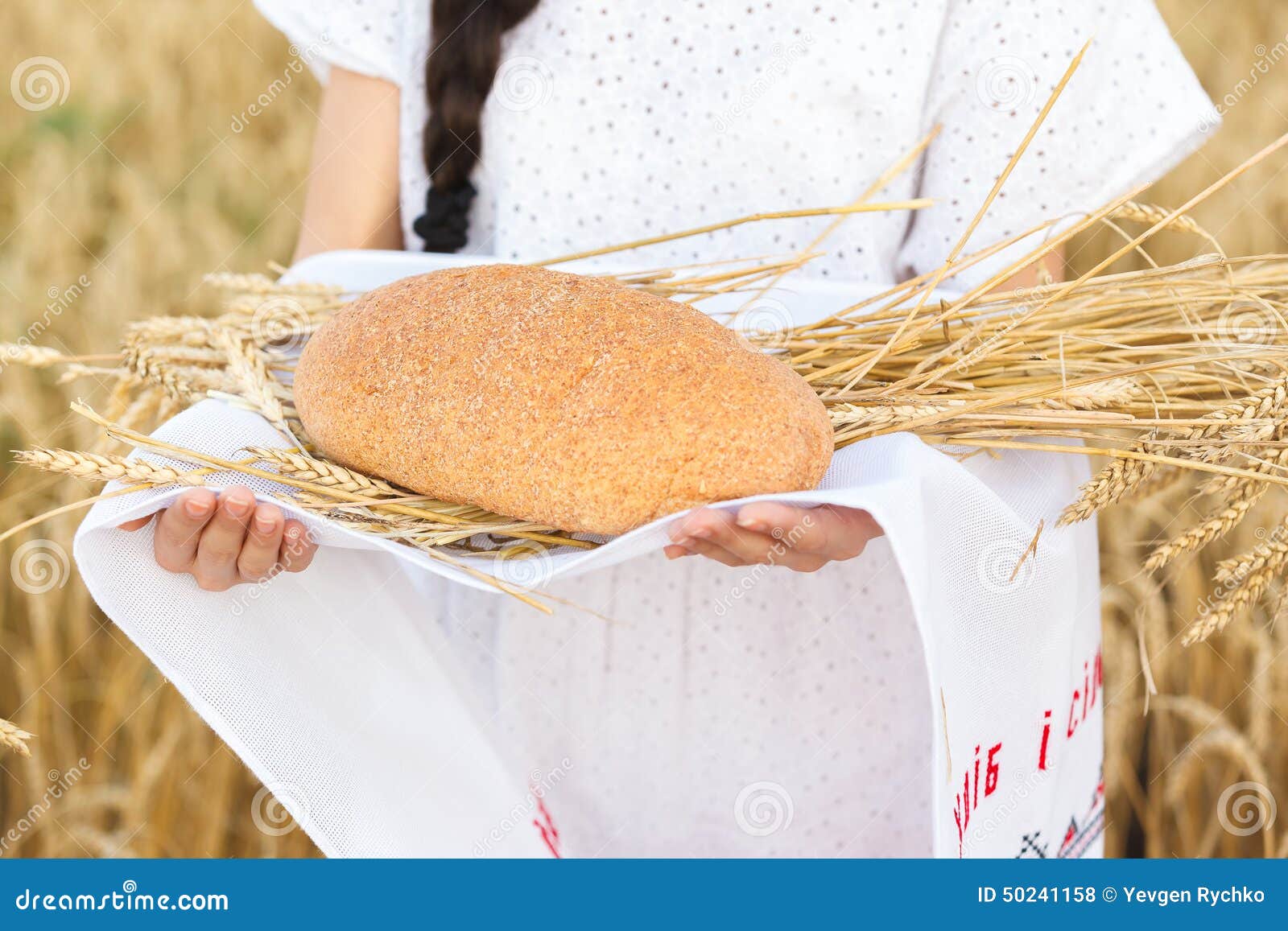 Картинка девушка в пшеничном поле. Несут хлеб в сетке. Девочки в поле несет хлеб рисунки. Человек несет хлеб. Е пшеничный