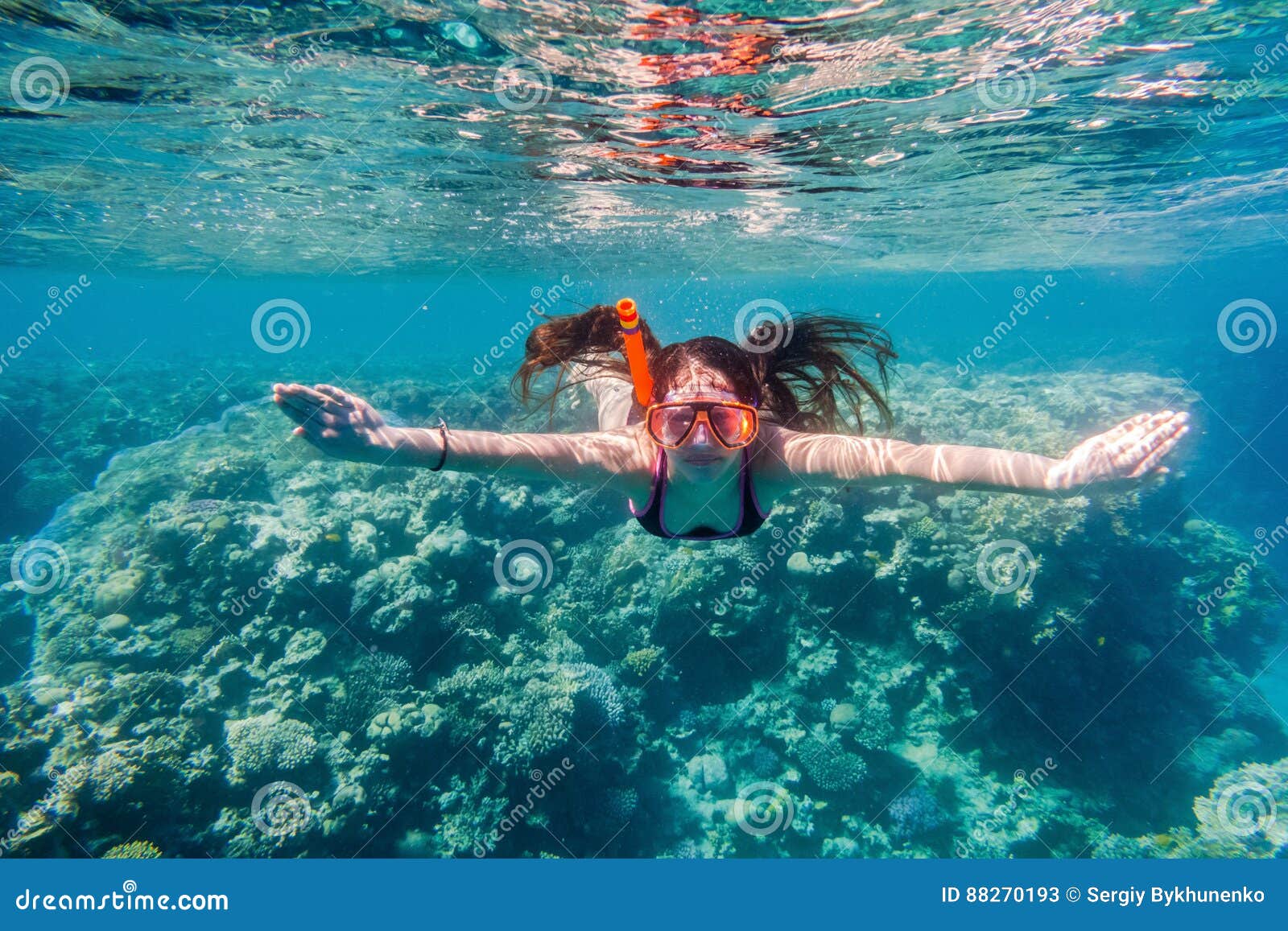 Девушки на красном море Девушки на красном море