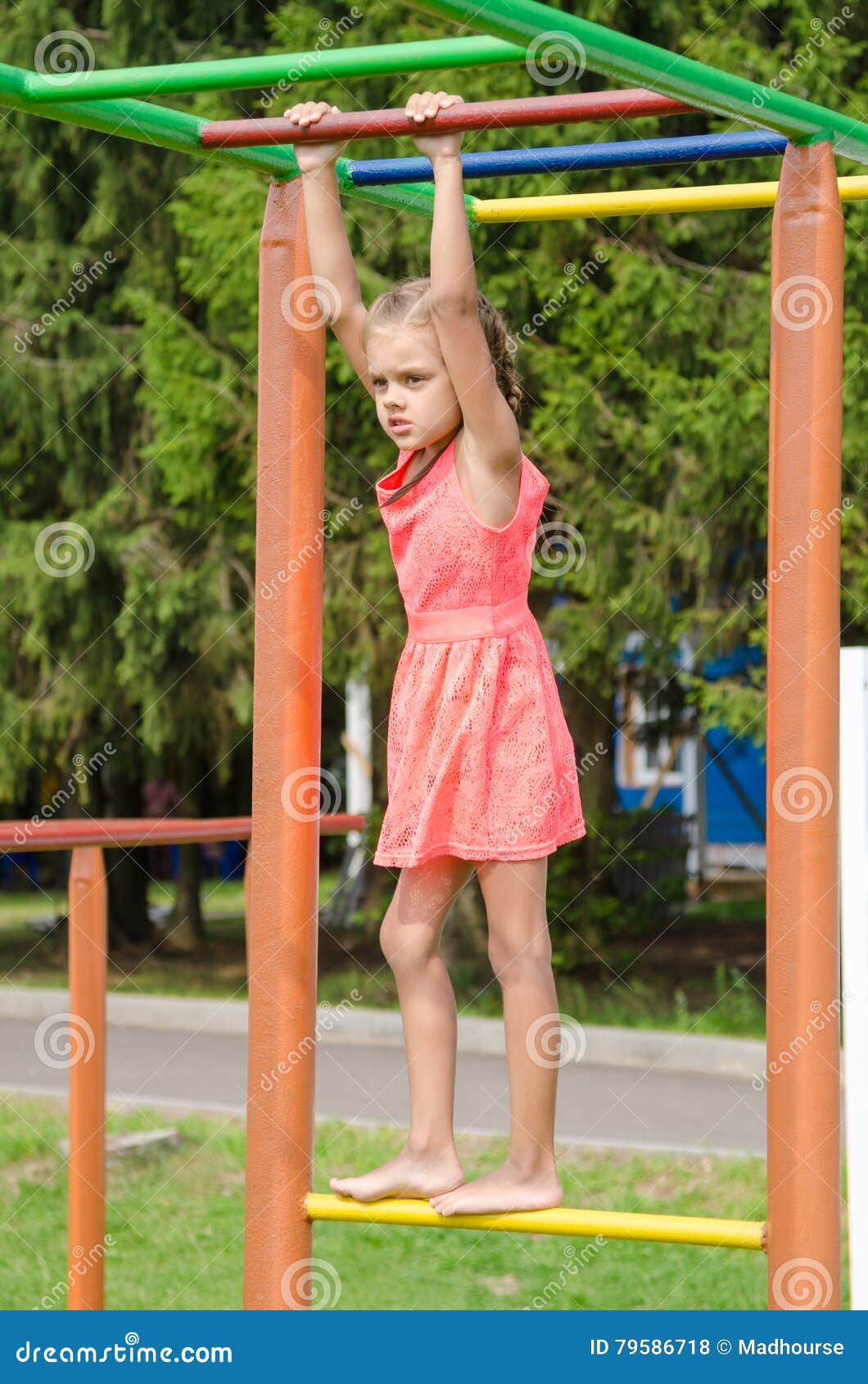 Девочка на площадке