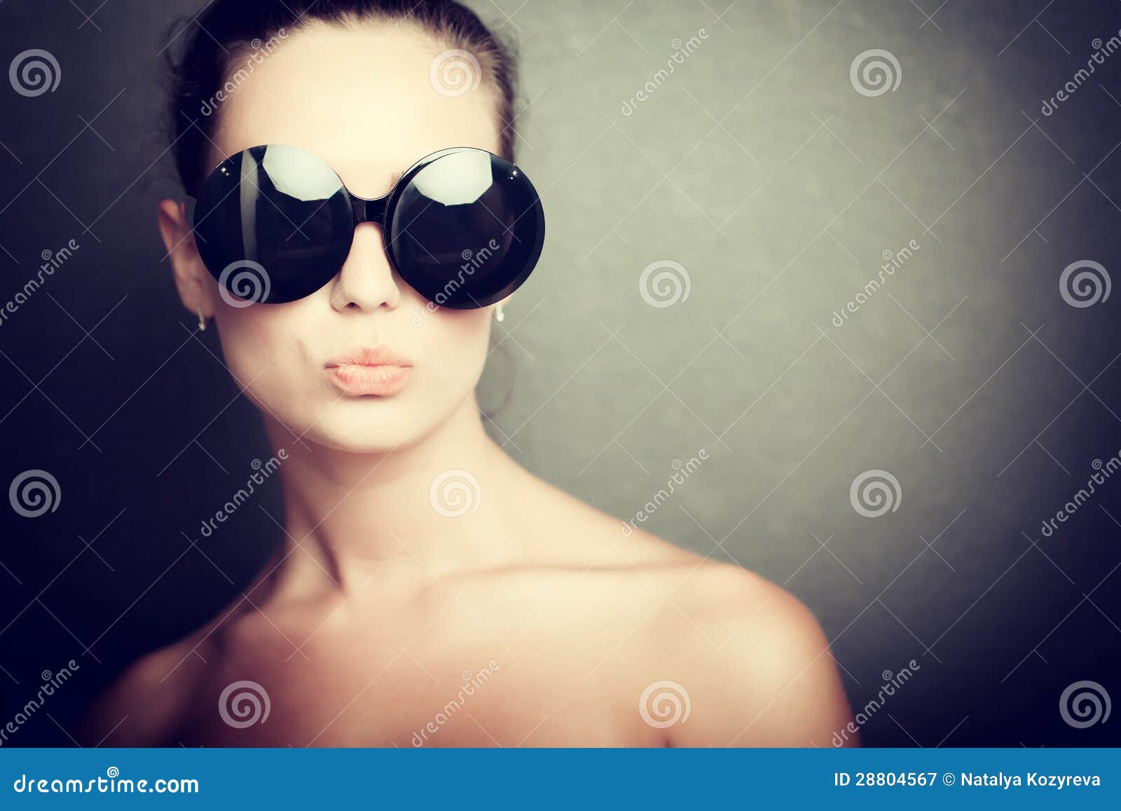 Огромные черные очки. Девушка в солнечных очках. Девушка в темных очках. Девушка в круглых солнцезащитных очках. Девушка в круглых солнечных очках.