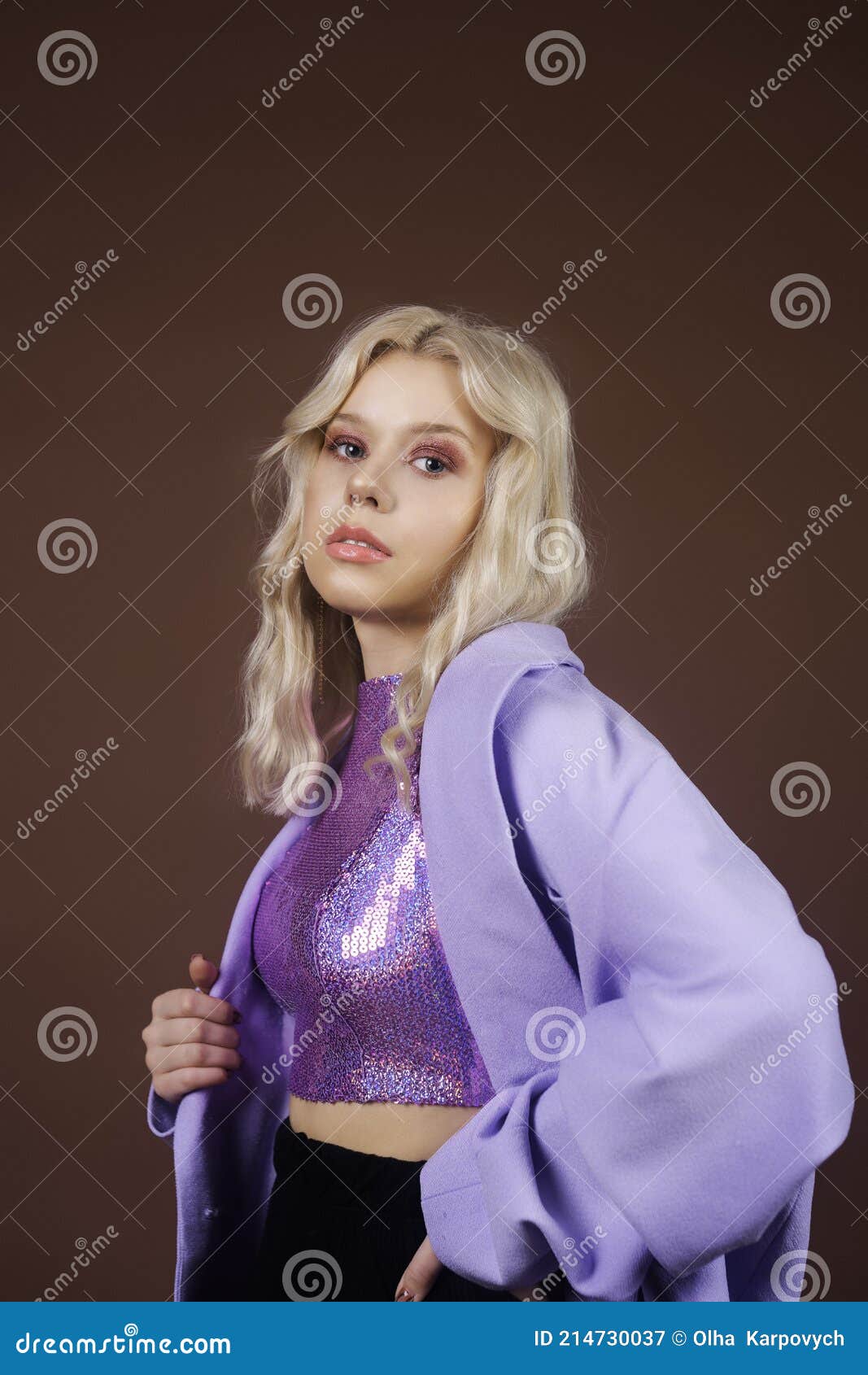 Девушка в фиолетовой жакетке коричневой серьгах косметики на фоне в стиле 70х 80s 90s длинных серебра. Блондинка танцует представл Стоковое Изображение - изображение насчитывающей бобра, обмундирование: 214730037