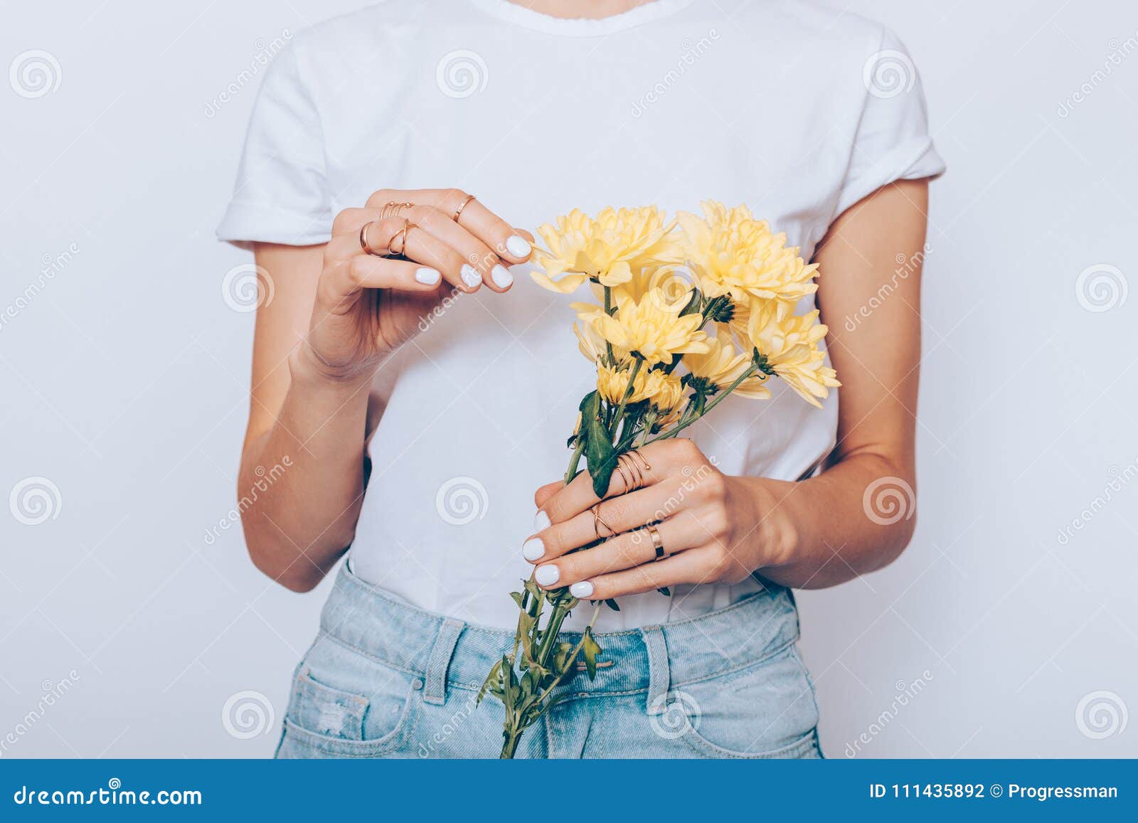 Сидит перед цветами. Женщина держит цветы. Рука держит букет. Девушка держит букет. Девушка держит букет цветов.