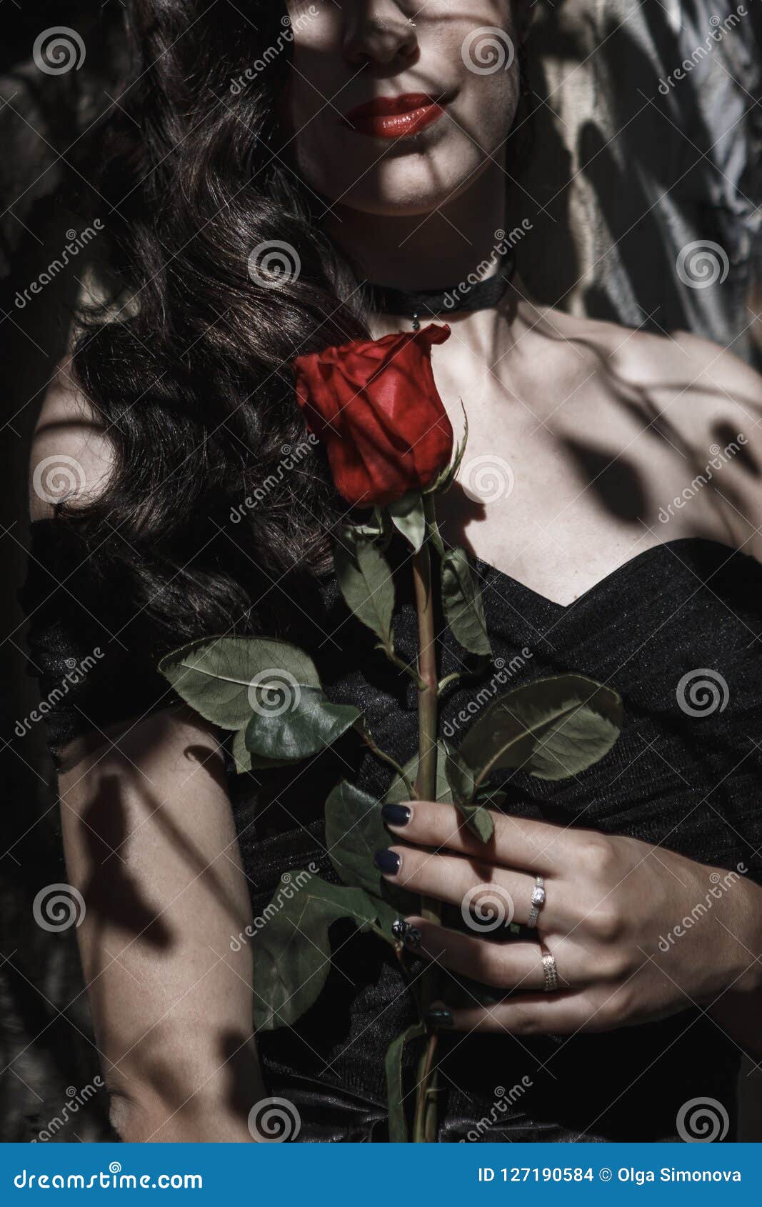 Девушка в черном платье с красными губами и красной розой Черные картины  тени на стороне Редакционное Стоковое Изображение - изображение  насчитывающей сделайте, сторона: 127190584