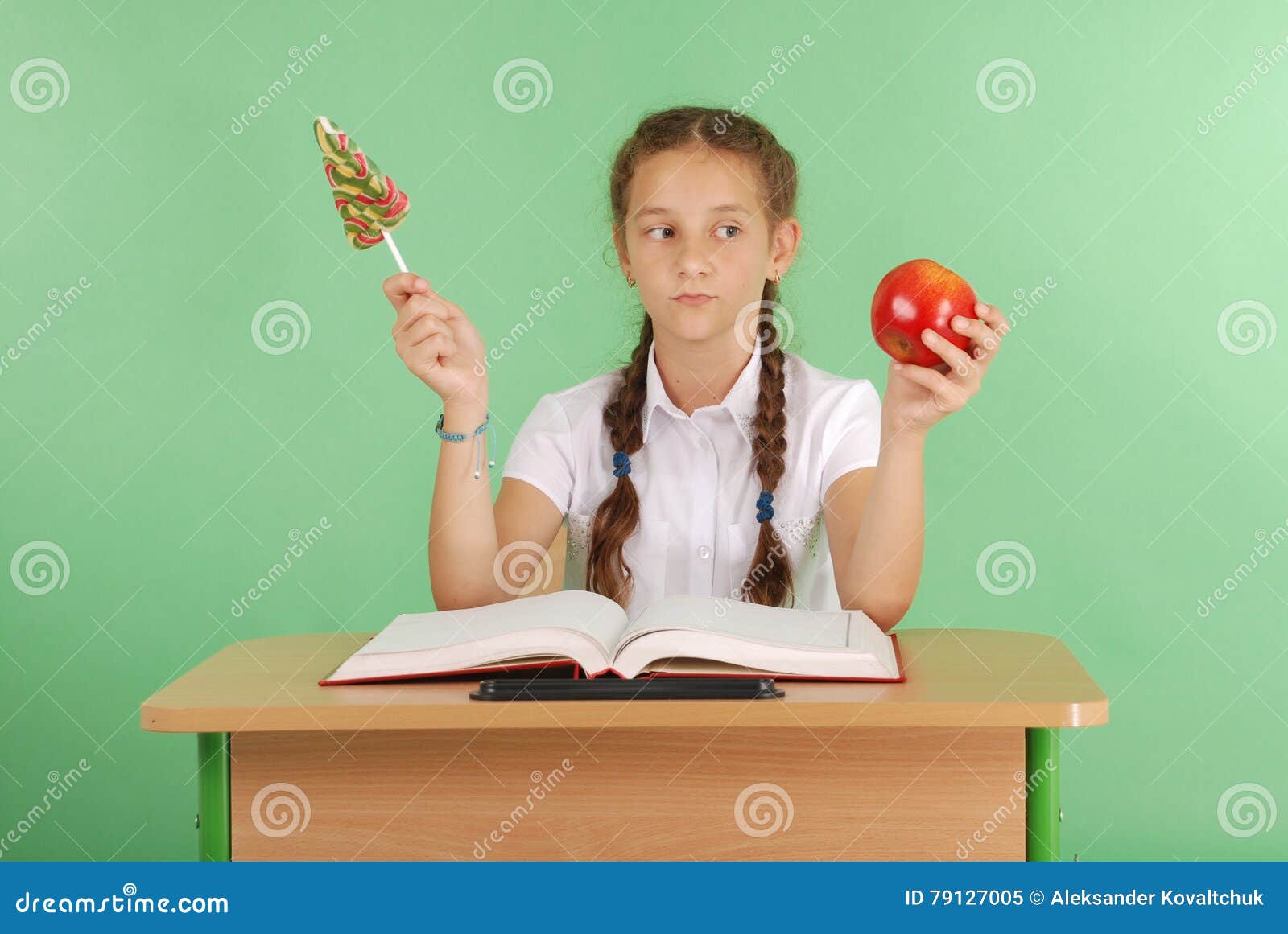 класс с учениками. учитель и дети. учитель и ученик. математика преподаватель. дети в классе.