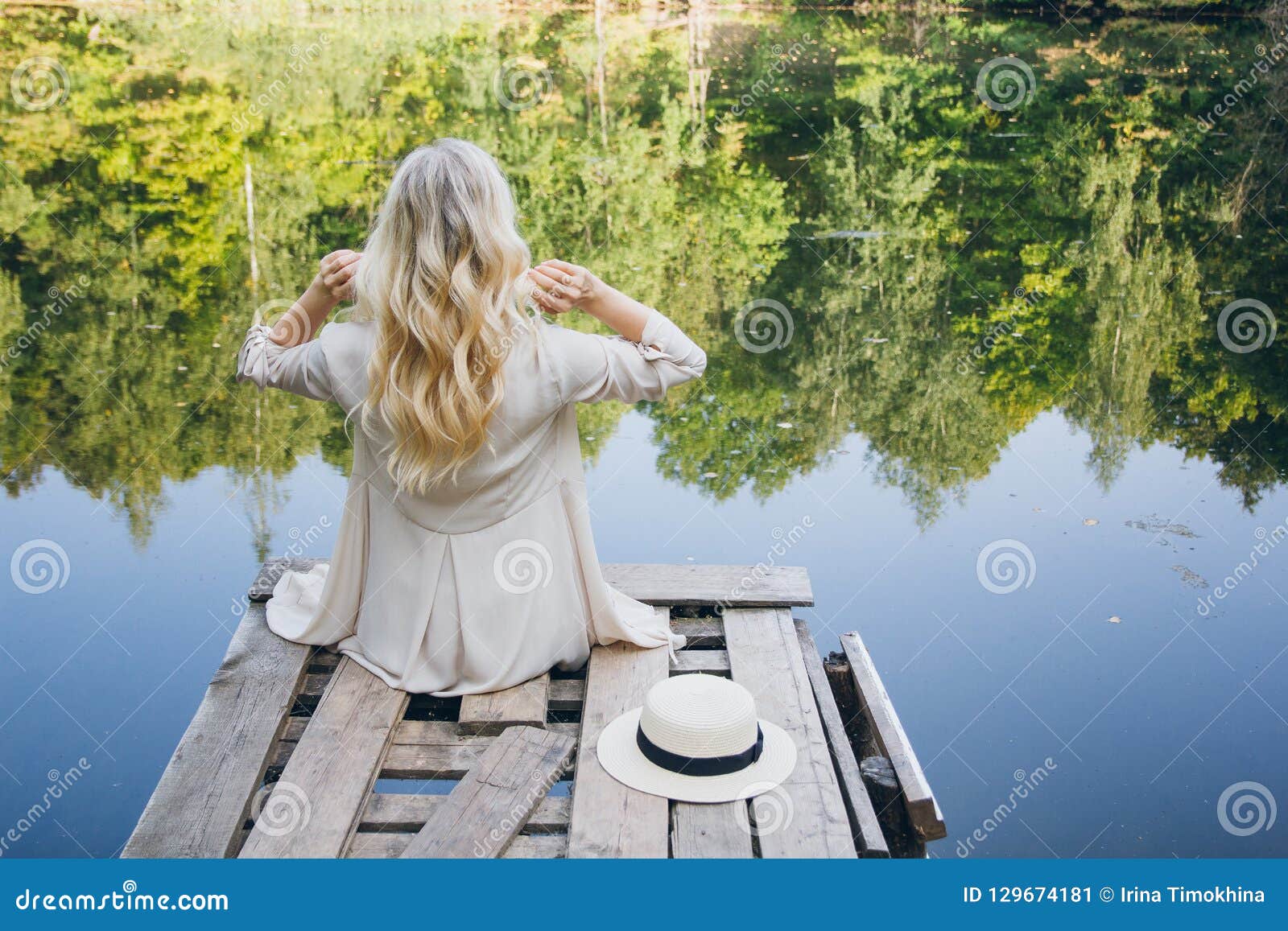 Девушка на озере отдыхала 