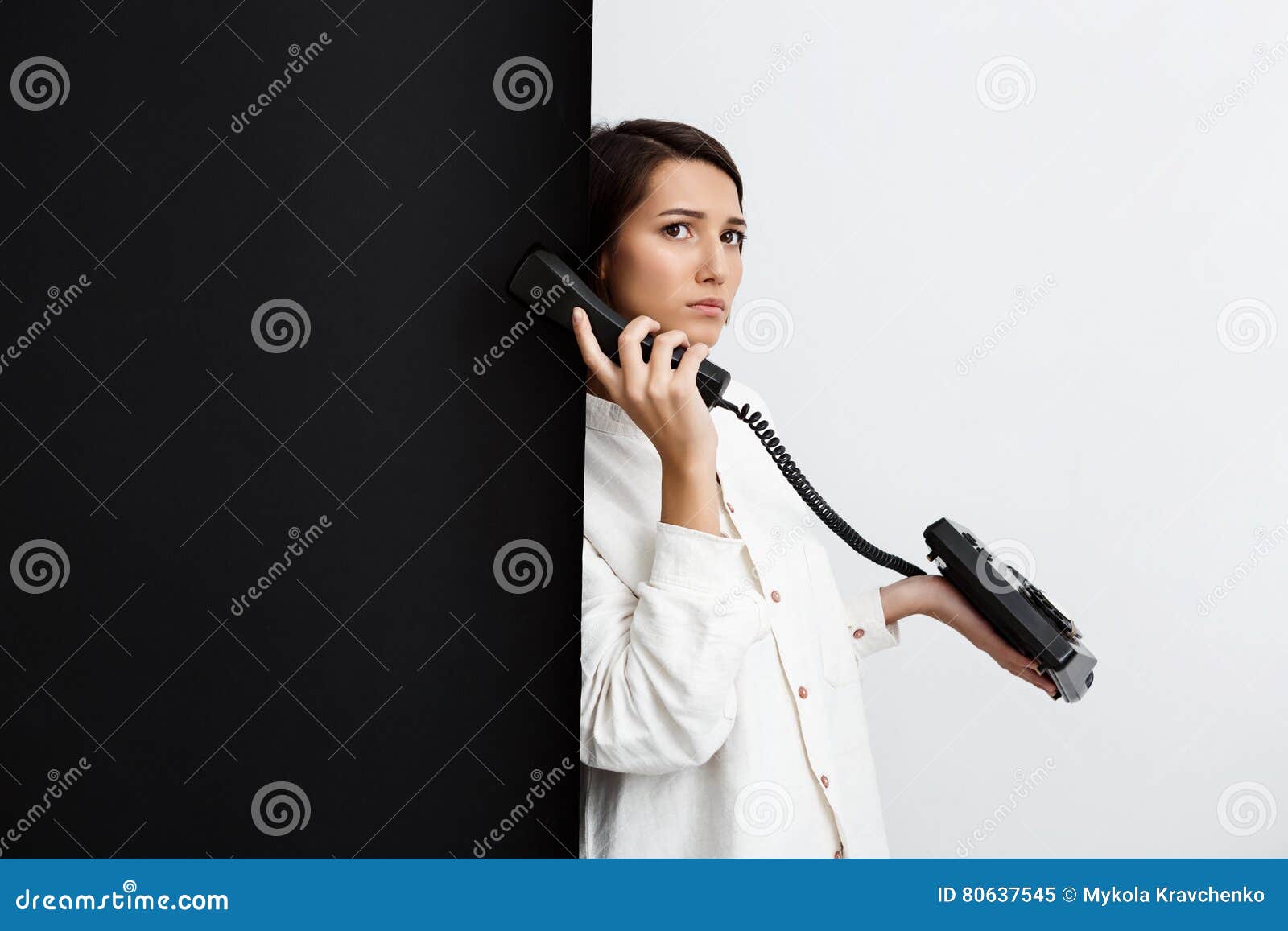 Контроль над телефоном. Девушка с трубкой телефона арт. Девушка говорящая по старинному телефону.