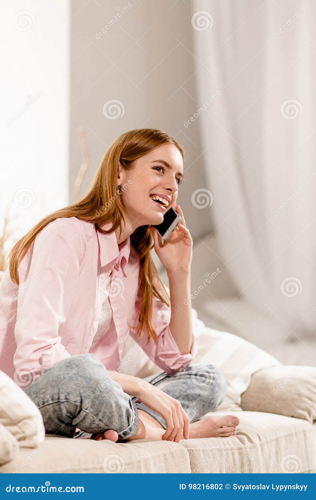 Сестра сидит в телефоне. Девушки разговаривают в комнате. Девушка сидит в телефоне. Девушка сидит в телефоне фото. Девушка говорит по телефону на диване.