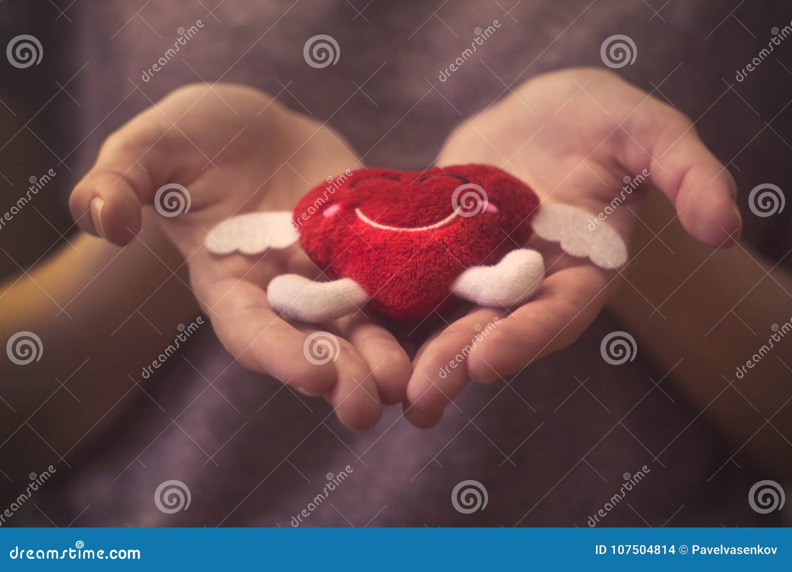 Сердце не игрушка слезы на подушке. Сердце не игрушка. Моё сердце не игрушка. Assamuel сердце не игрушка. Сердце не игрушка обложка.