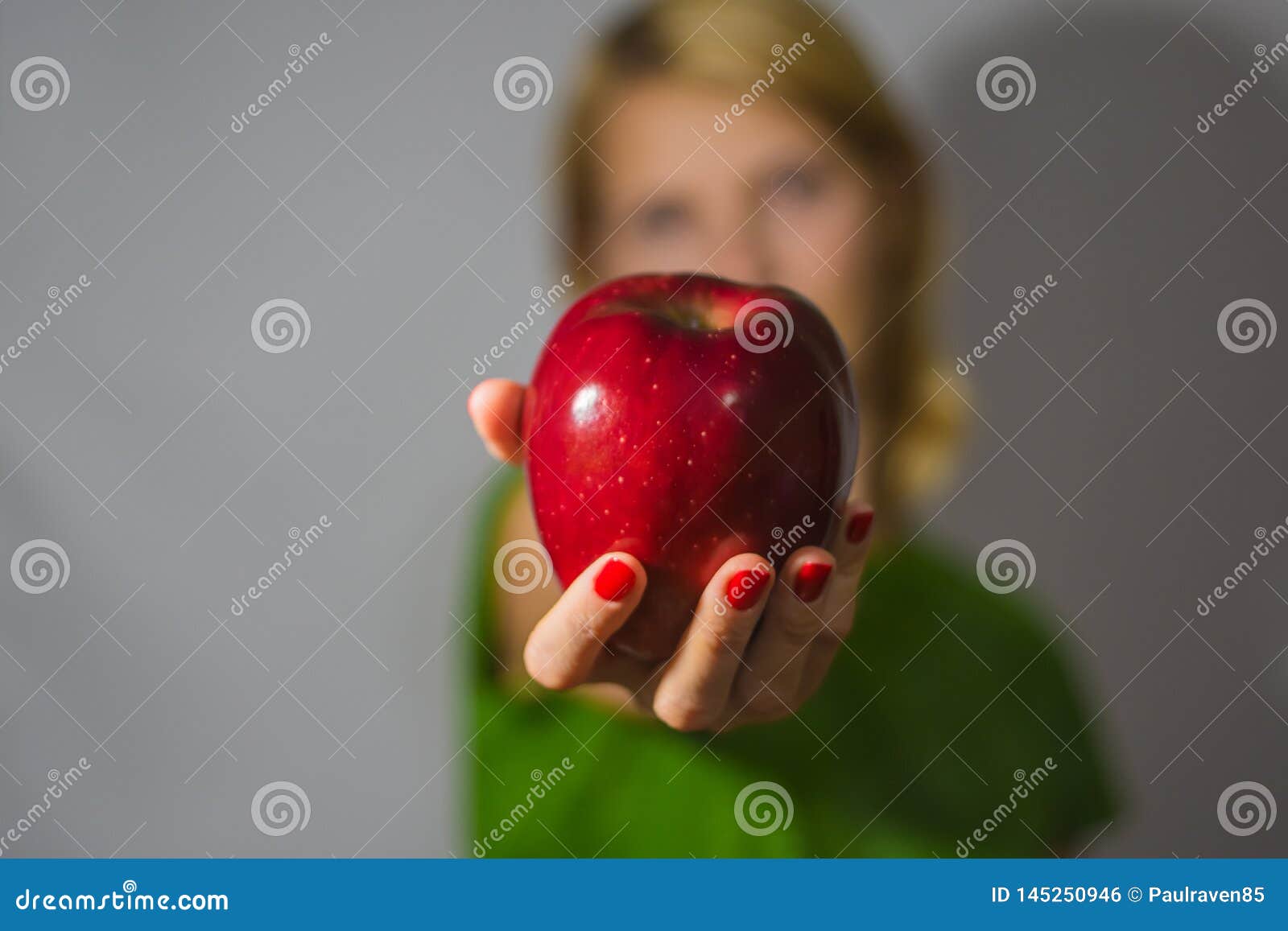 Рука держащая яблоко