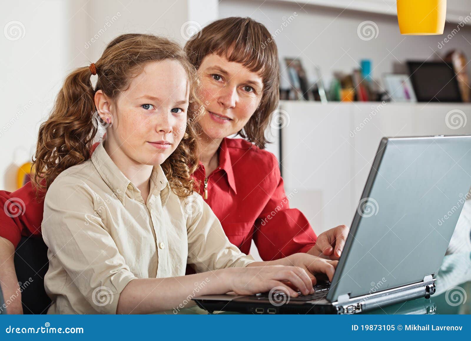Домашнее подросток маме. Фотобанк Лори мама и подросток. Ноутбук для Дочки. Мама и дочь у ноутбука. Мама и подросток у компьютера.