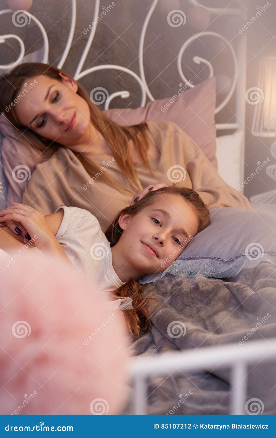 Мама лежит дочки. Дочь лежит на матери. Фото с дочкой лежа. Дочь лежит у мамы на коленях.