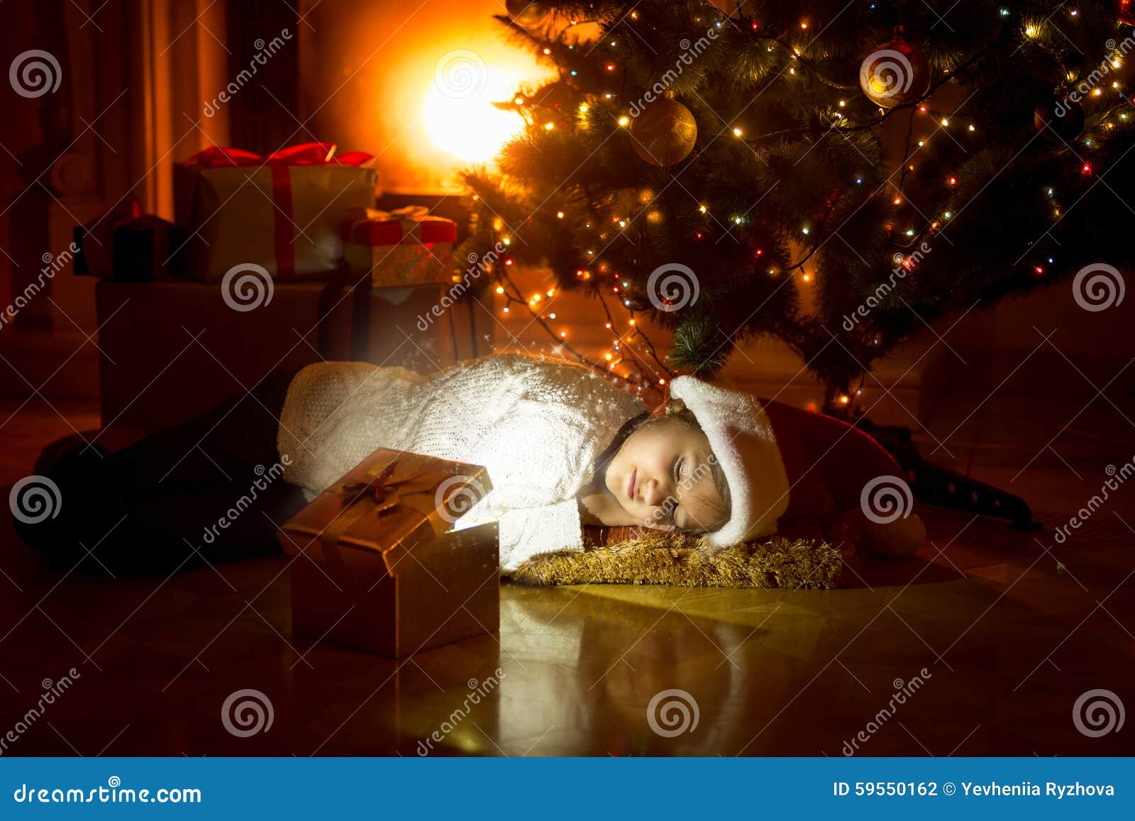 Прикольные новогодние картинки. Девушка под елкой. Кот и елка. Человек под елкой. Кот под елкой.