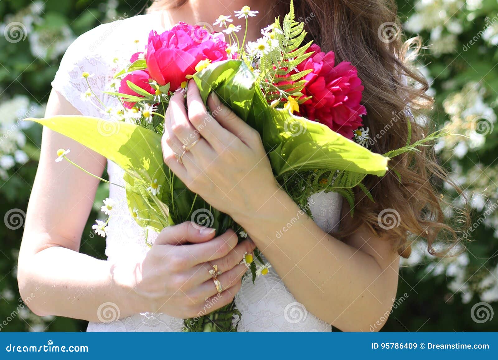 Песня держа в руках цветов букет. Женская рука держит цветок. Букет цветов в руках. Женская рука держит букет. Девушка держит в руках букет.