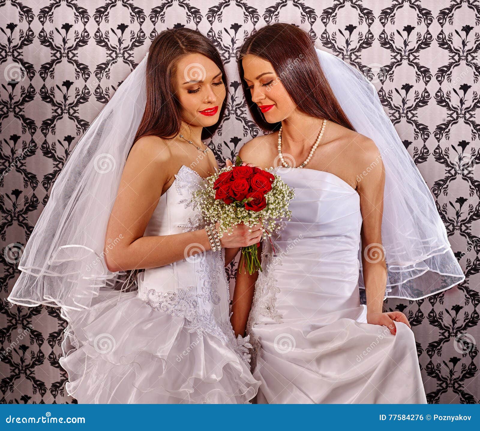 Девушка лесбиянок свадьбы в Bridal платье держит цветки Стоковое Фото - изображение насчитывающей обнимать, цветок: 77584276