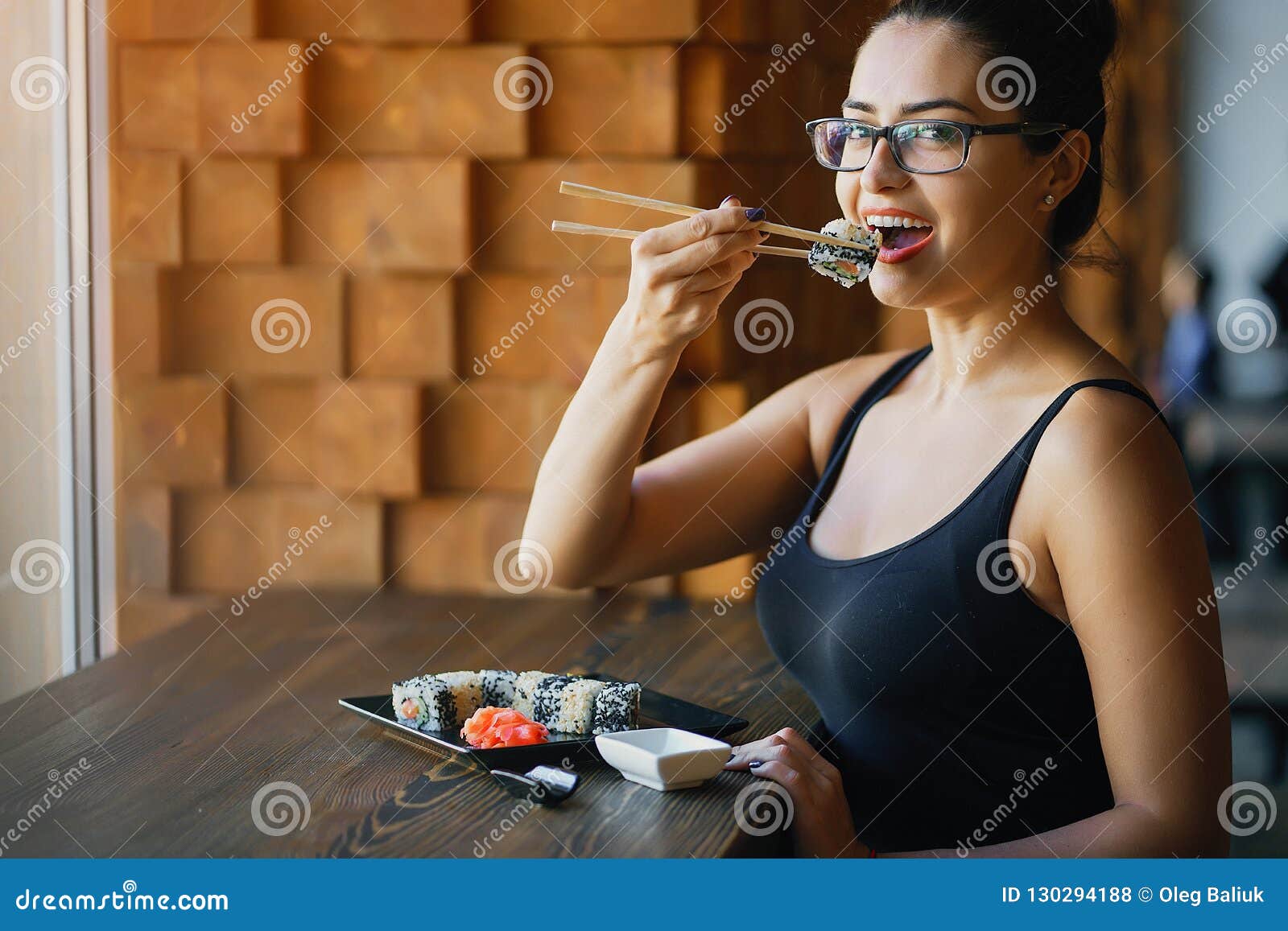 Девушка есть суши. Суши на девушке. Девушка ест роллы. Девушка на улице ест суши. Девушка ест суши дома.