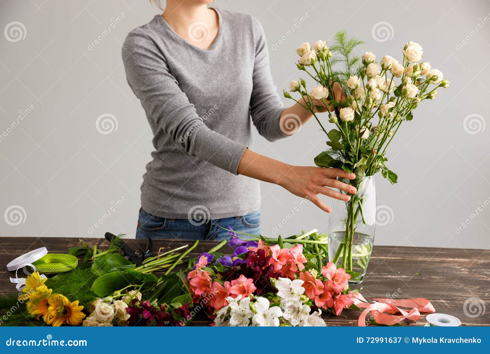 Цветы ставить в холодную или теплую. Срезанные цветы. Девушка с цветами в вазе. Сбор букета. Букет девушка флорист.