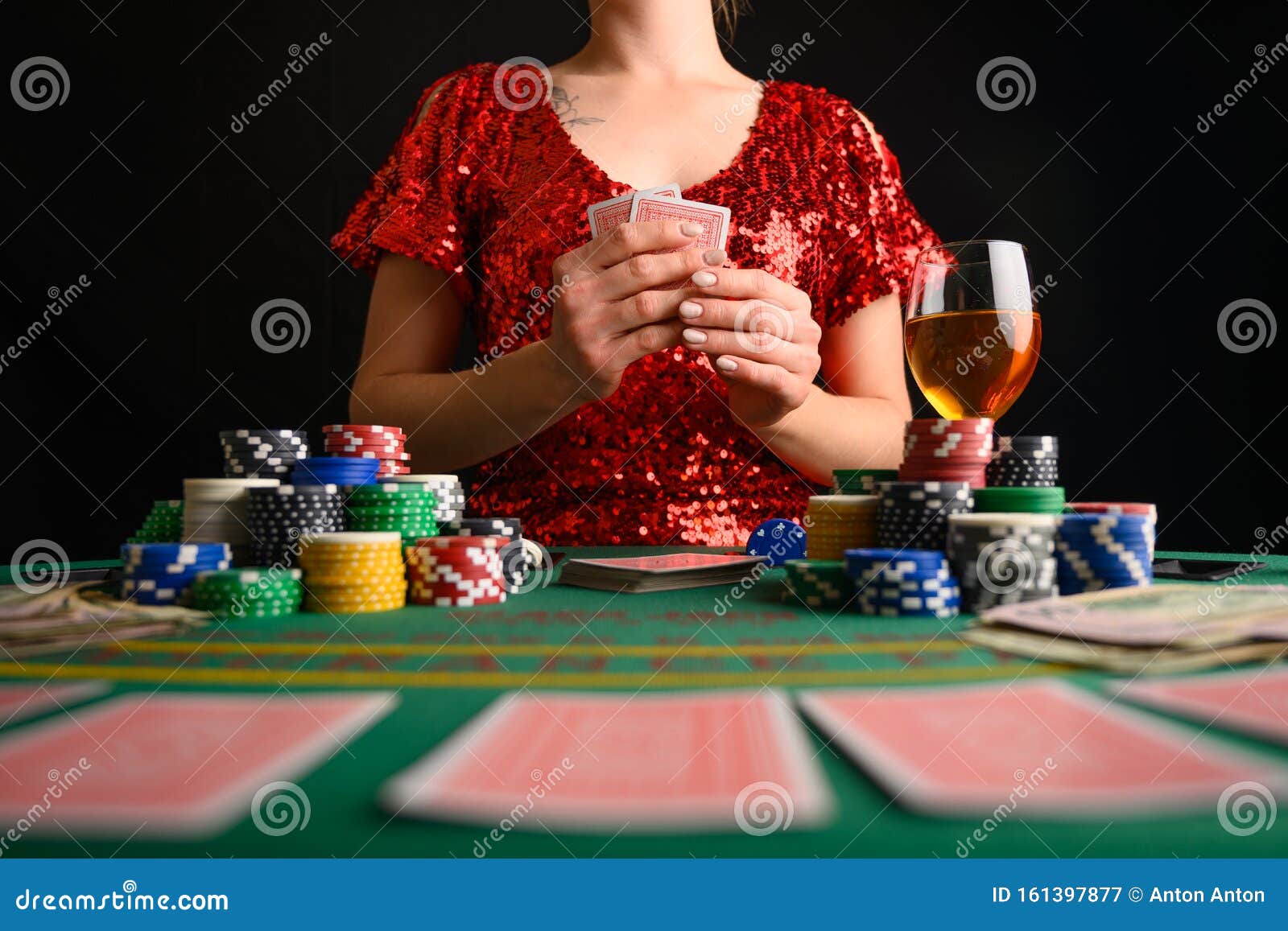 Девочка играет в карты игровые автоматы casinorussia com