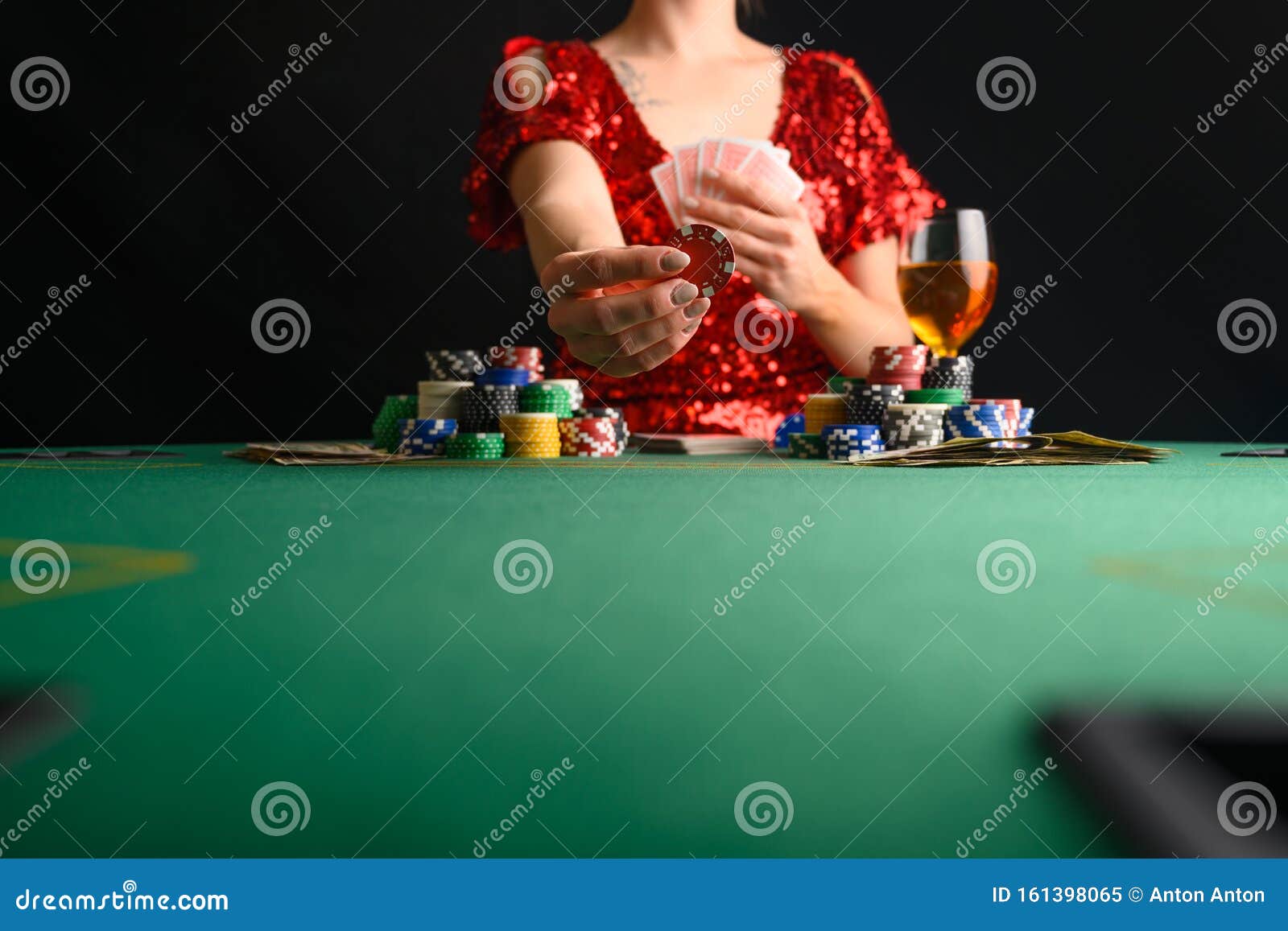 фото девушка играет в карты