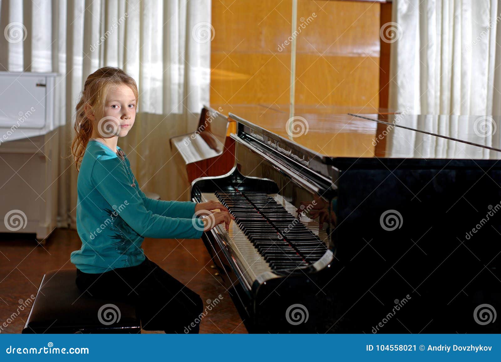 Look she plays the piano. Репетиция фортепиано. Двойная репетиция на фортепиано. Гранд пиано Клоуз пиано что лучше. A girl is playing the Piano photo.