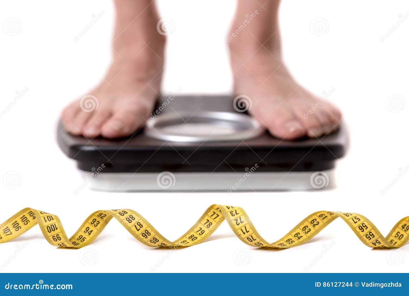 Мужчины весы после 40. Весы похудение. Подросток на весах. Взвешивается на весах. Потеря веса картинки.