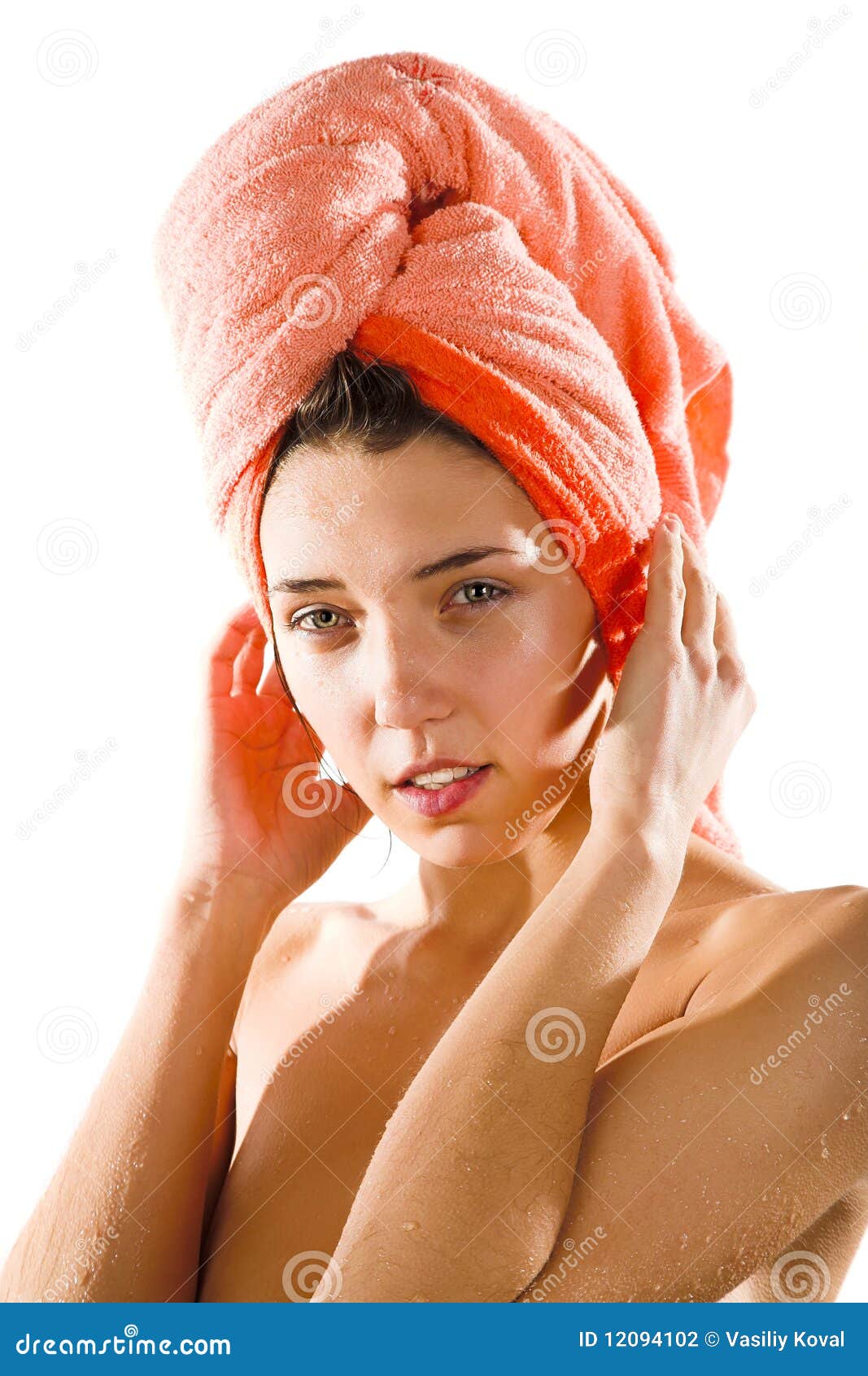 Обернутая полотенцем. Полотенце на голове. Девушка с полотенцем на голове. Девушки обмотаны полотенцем.