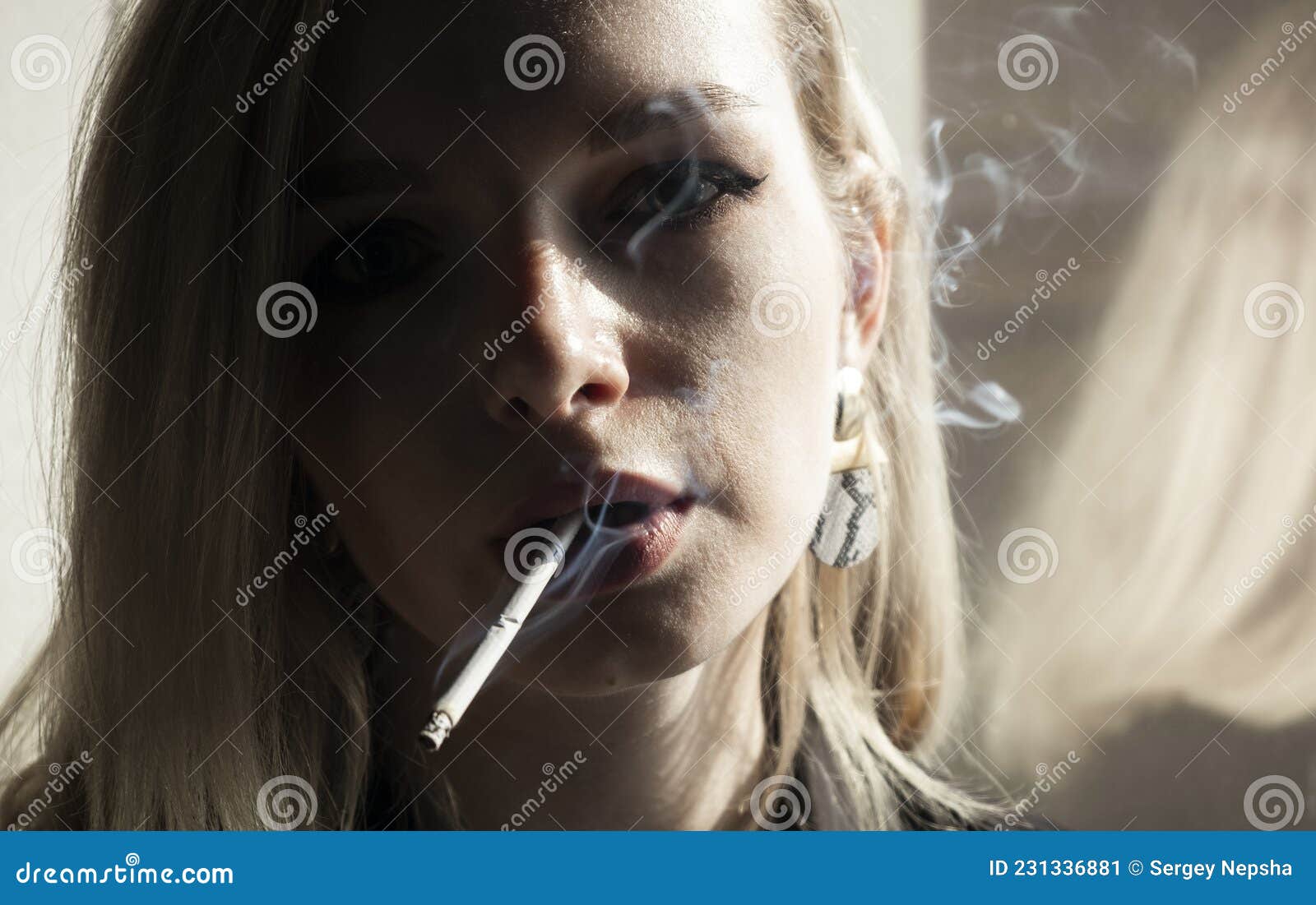 девушка курит сигарету стоковое изображение. изображение насчитывающей  плохой - 231336881
