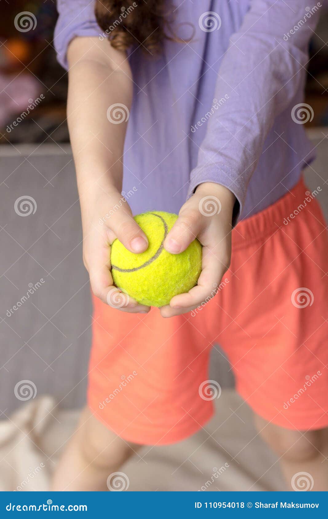 Теннисный мяч в руке