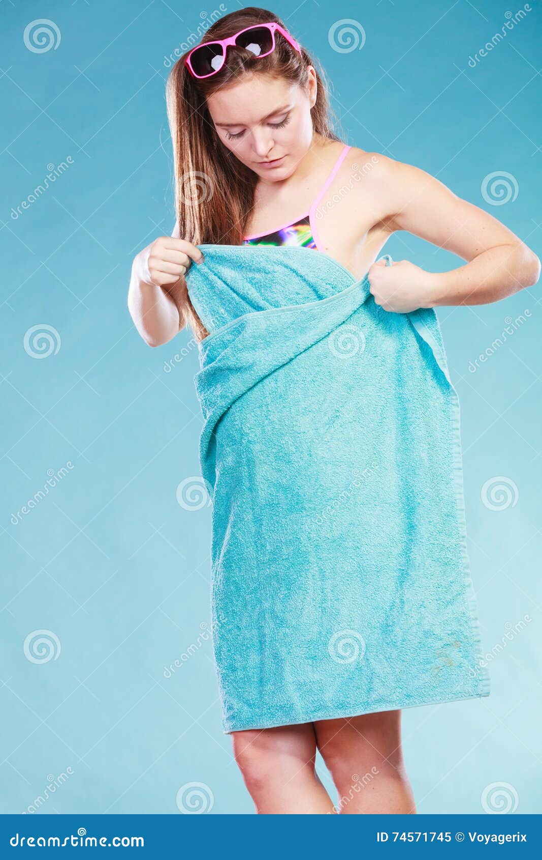 Ходит в полотенце