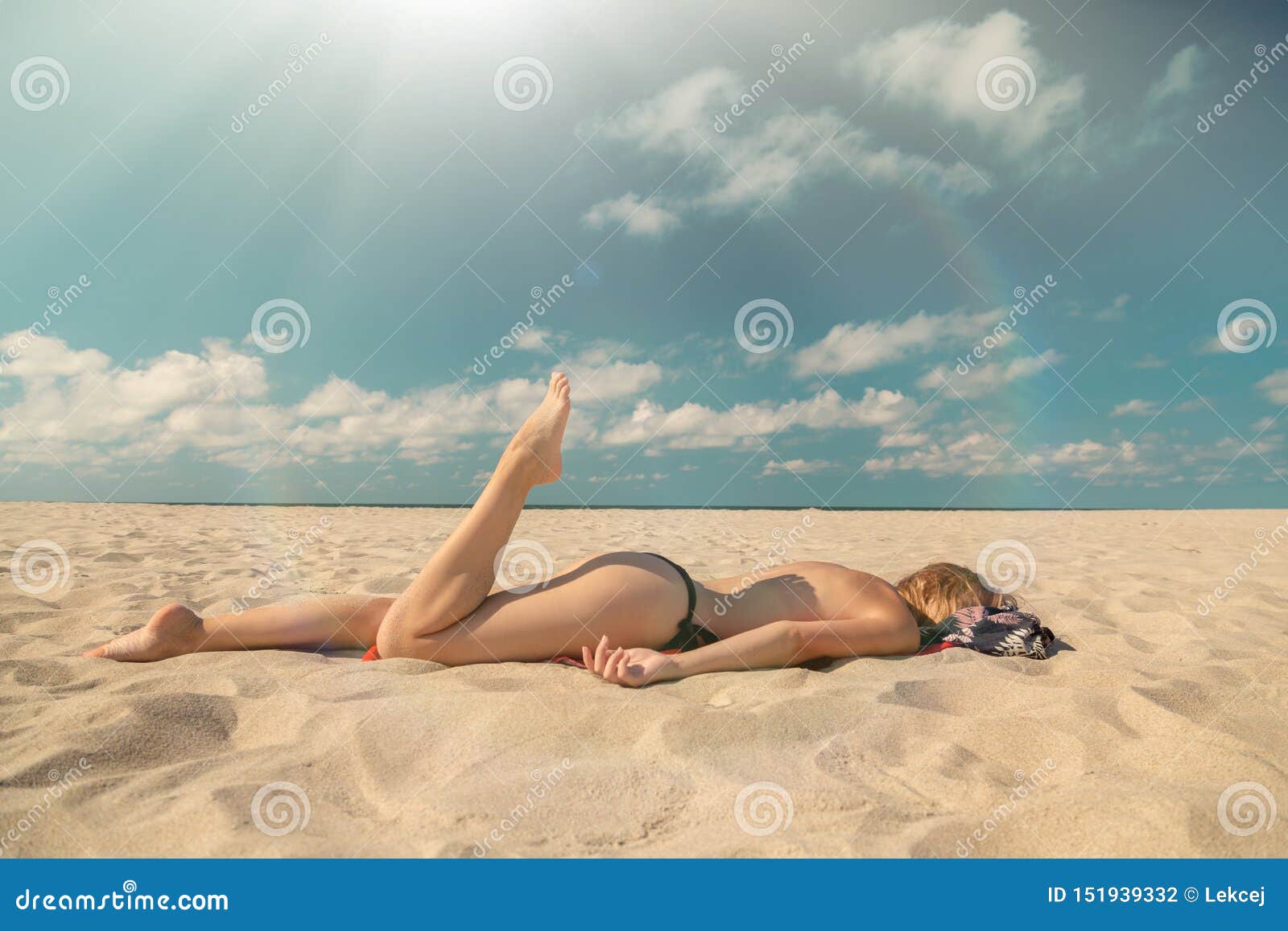 Одиночная топлесс молодая женщина в купальнике на пляже моря песка с голубы...