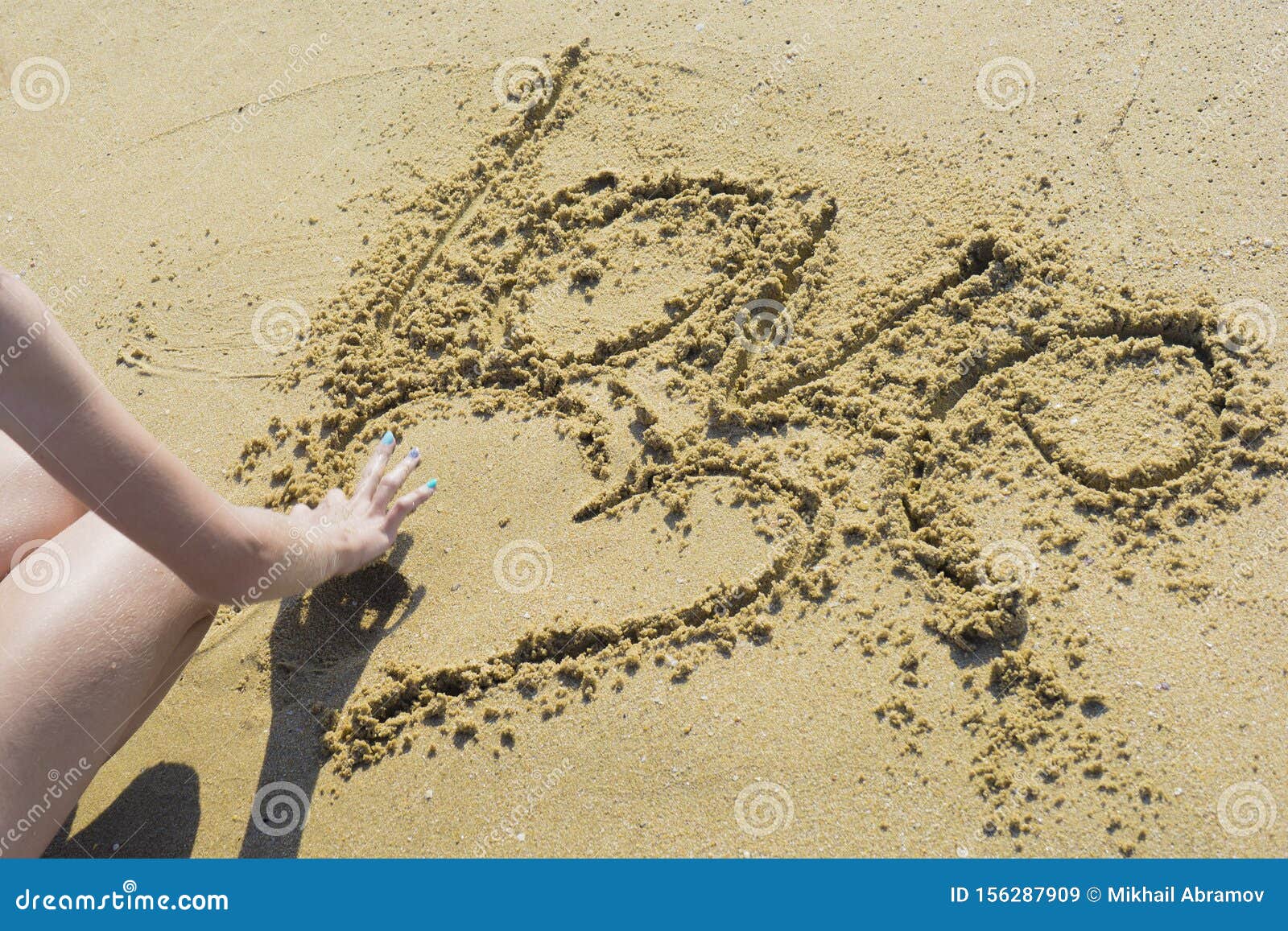 Голая девочка отдыхает на пляже