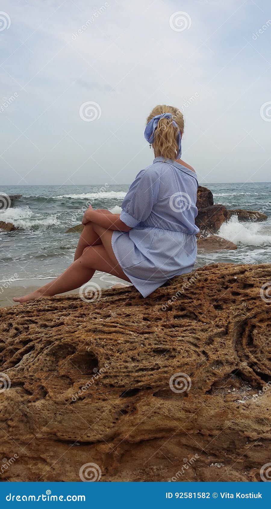 Девушка на пляже, блондинка морем Стоковое Фото - изображение насчитывающей  каникула, ребенок: 92581582