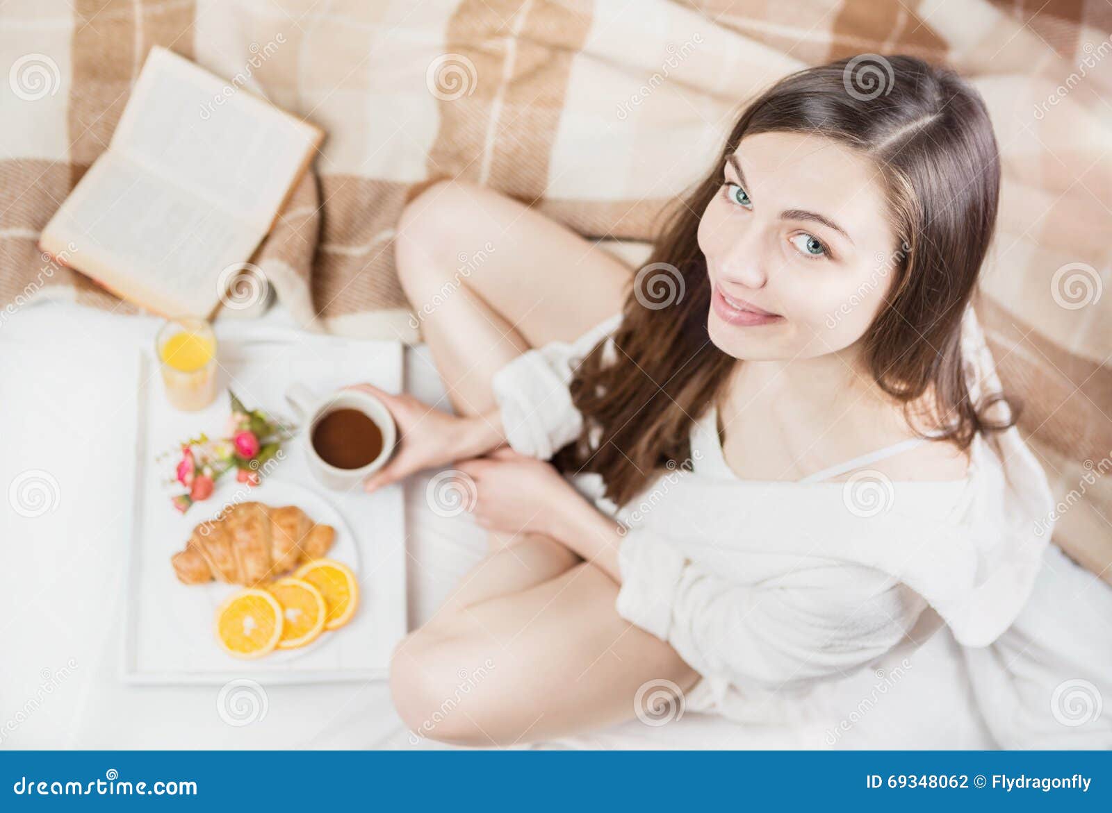 Девушка Утром В Кровати Фото