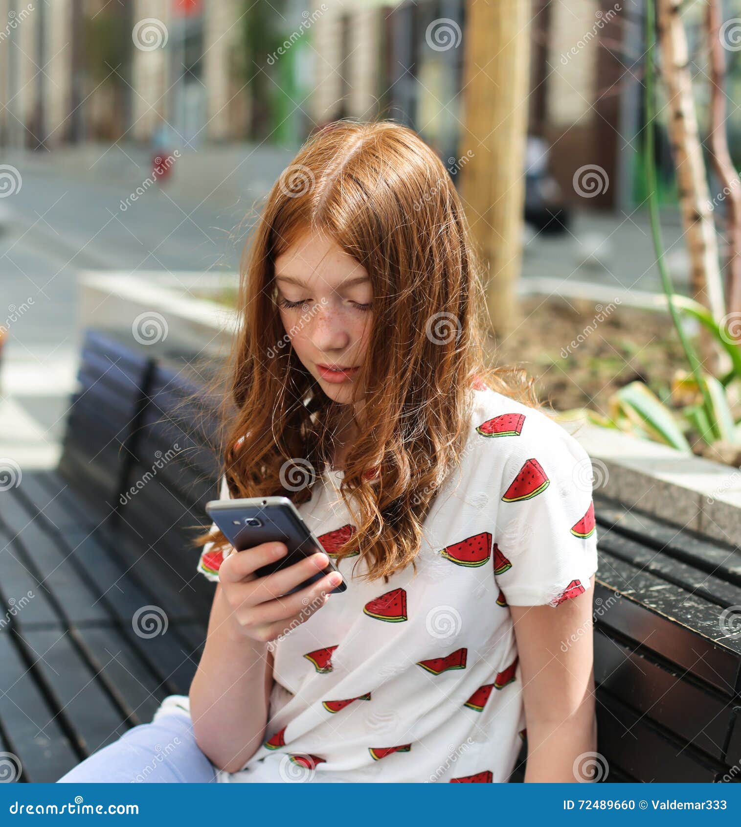 Подруга сидит в телефоне. Девушка со смартфоном. Девочка сидит в телефоне. Девушка с телефоном. Девушка сидит в телефоне.