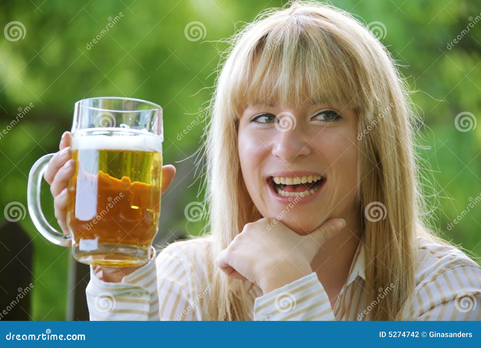 Blonde drink. Девушка с пивом. Пиво Frau.