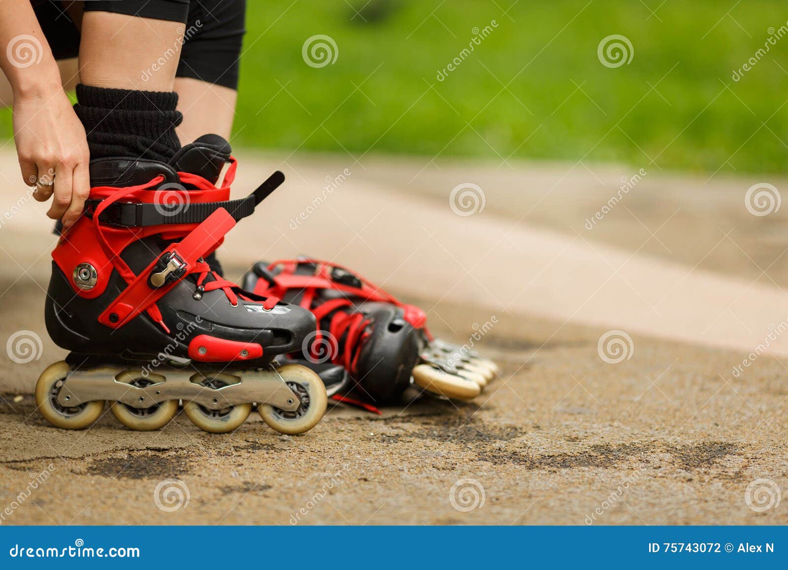 Девушка на роликовых коньках. Красивые роликовые коньки. Роликовые коньки 38-43 "грид". Ноги в роликовых коньках. Катание на роликовых коньках.