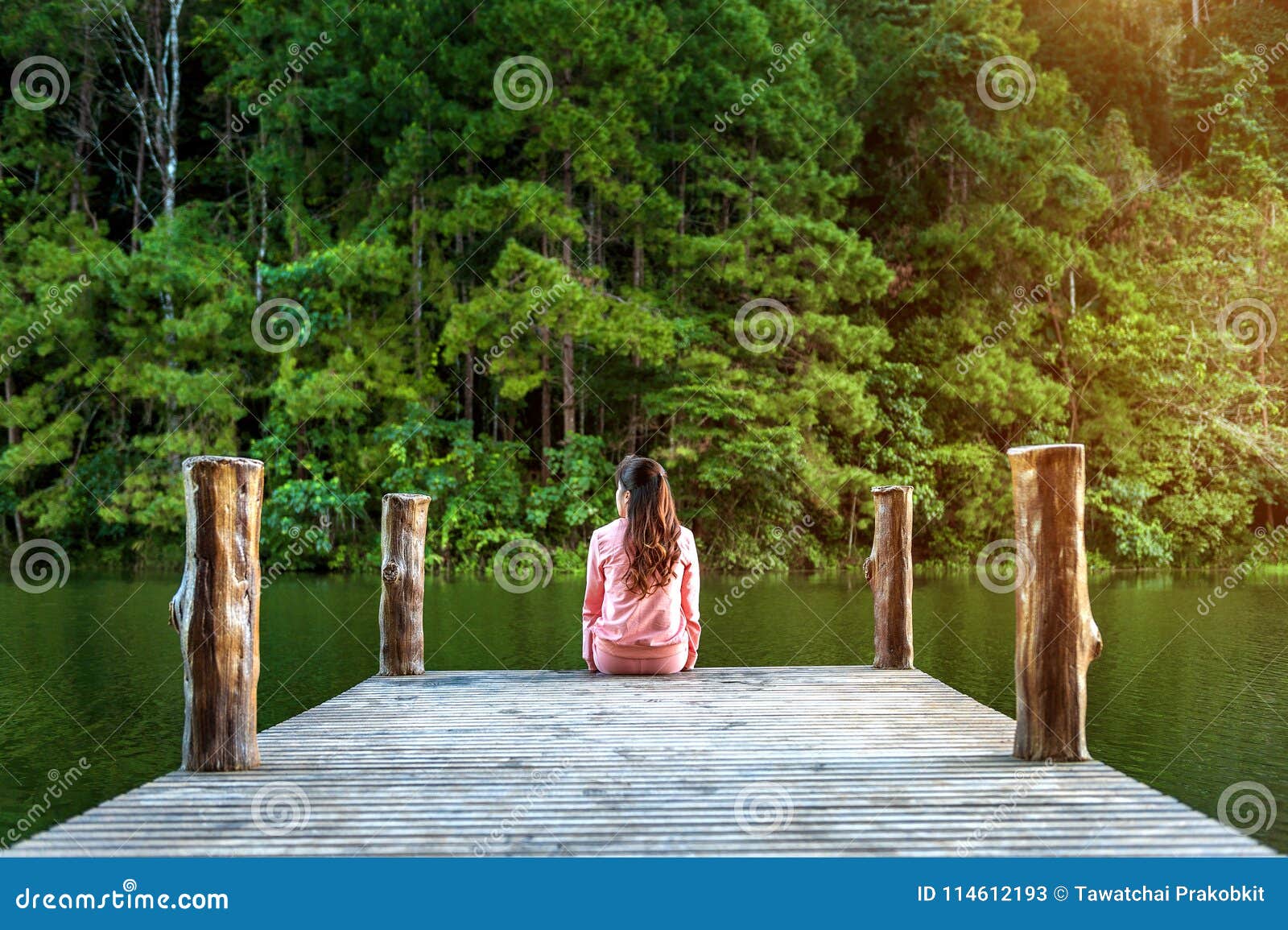 Девочка соблазняет на деревянном мосту.